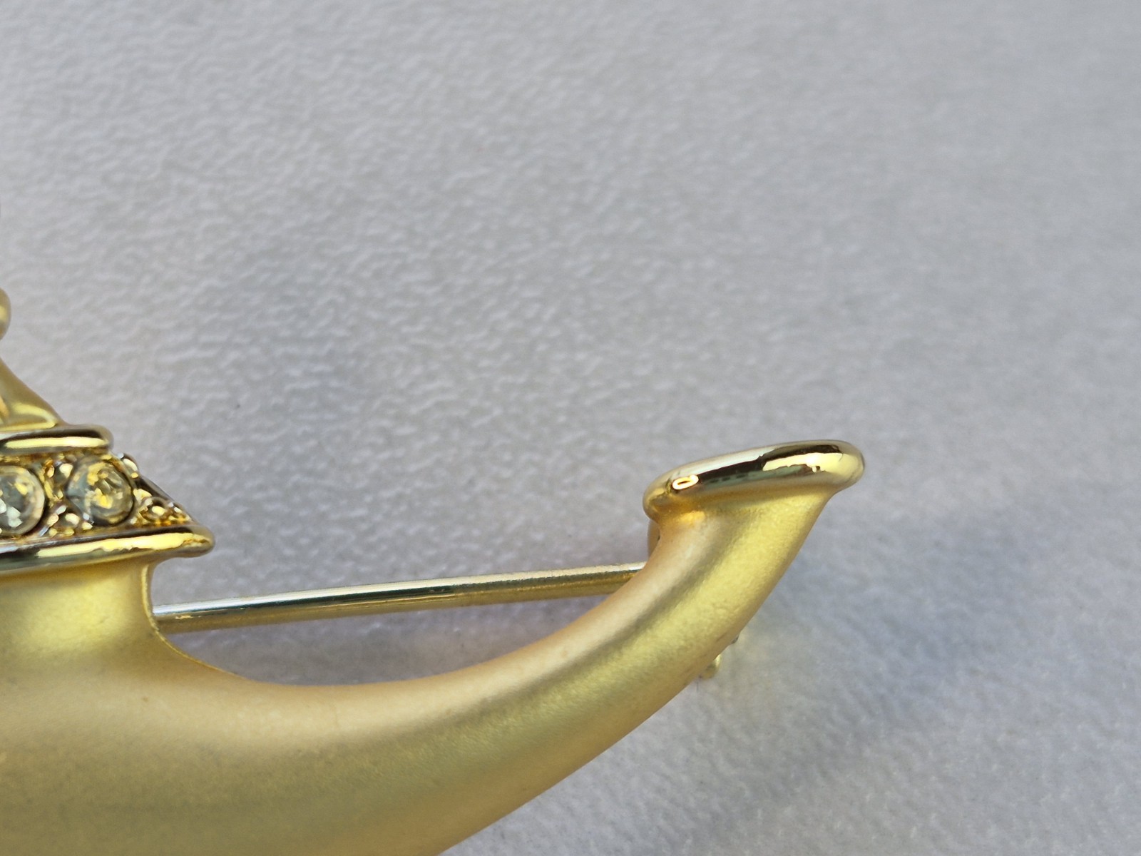 Genie Lamp Brooch AJC Matte Gold Tone Finish Rhinestone Aladdin Costume Pin