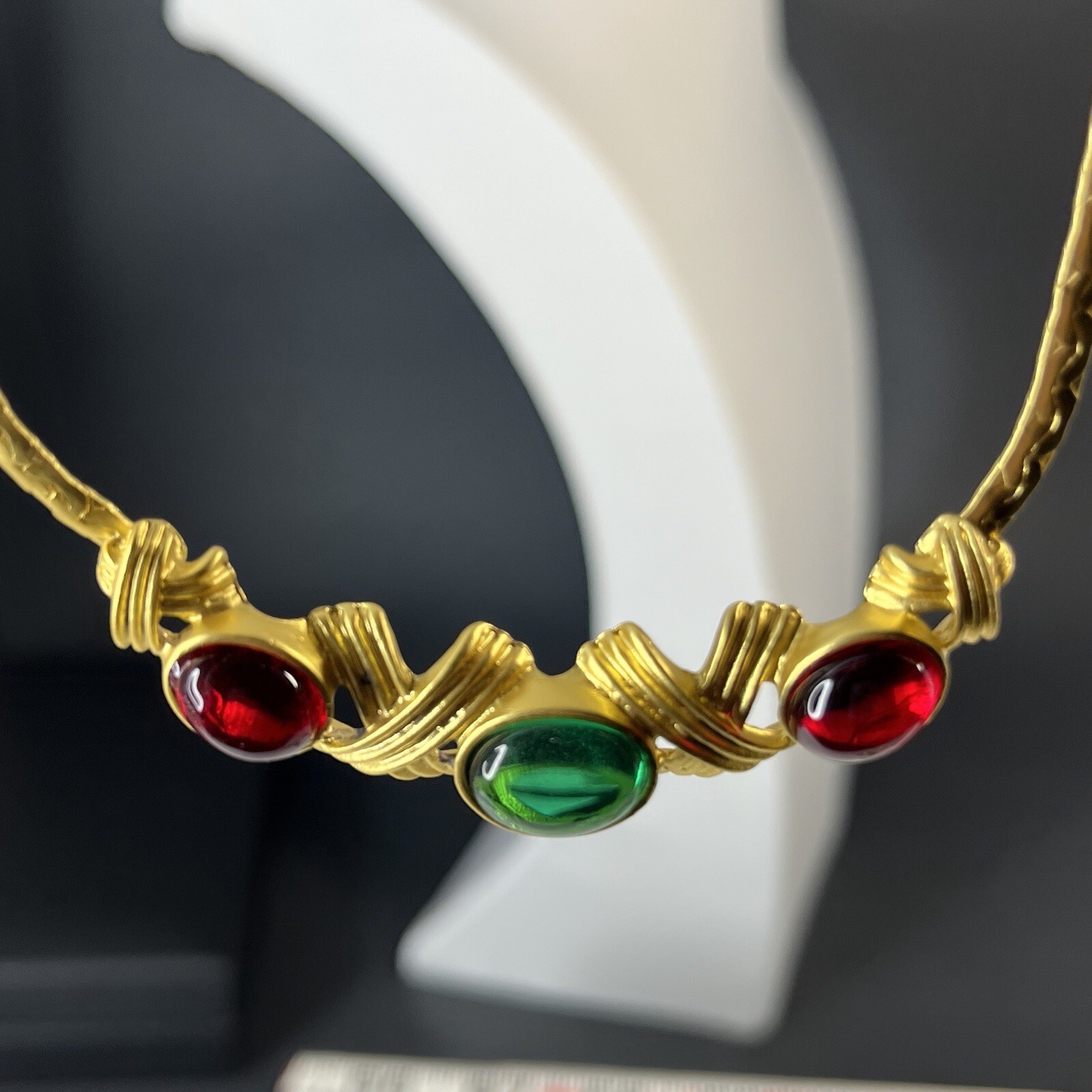 Gripoix Style Glass Cabochon Necklace Red Green Mogul Jewel Gold Tone Chain