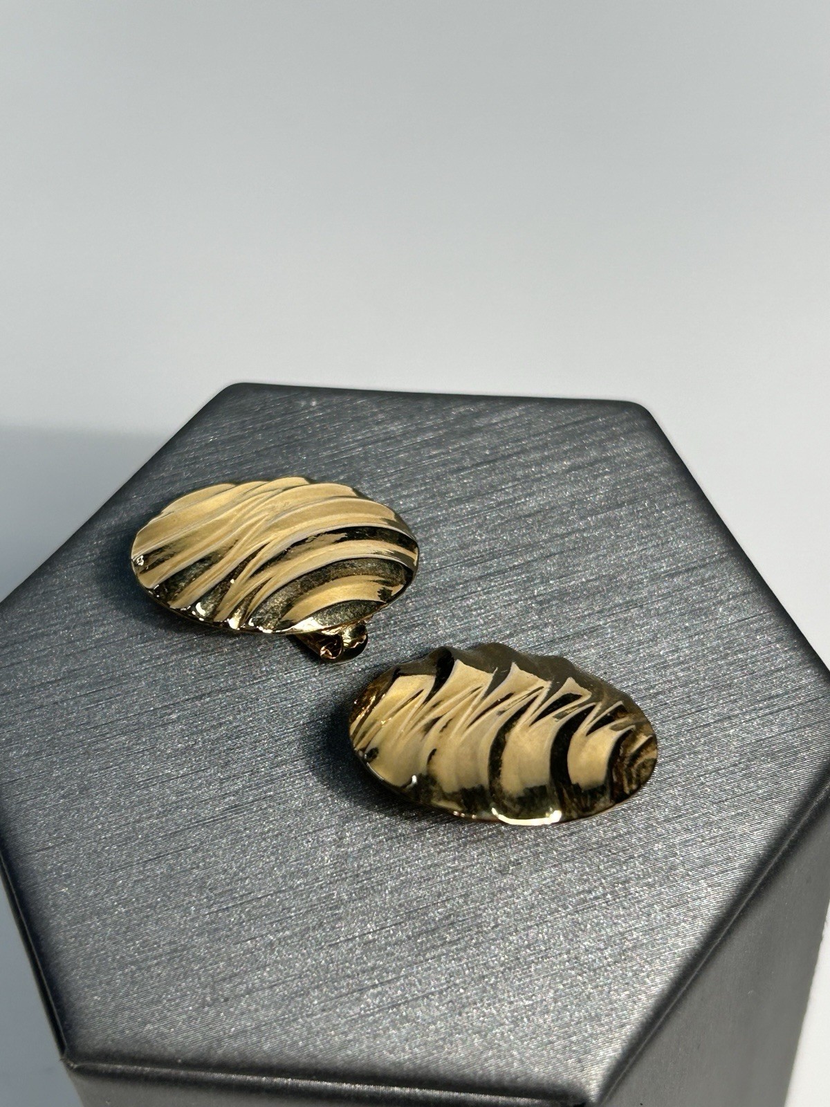Vintage 1980s Modernist Gold Tone Ripple Wave Disc Clip On Earrings