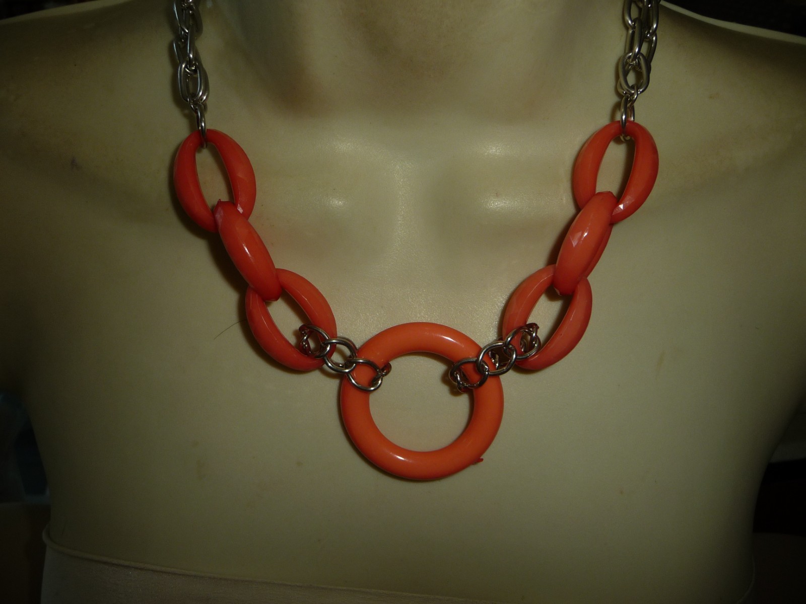 GWEN SIGNED GOLD TONE CHAIN W SALMON COLORED PLASTOC CIRCLES BINECKLACE #29/4