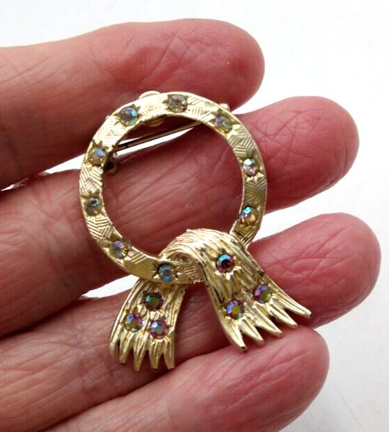 Vintage 1970’s Gold Tone Iridescent Crystals Bow Wreath Ribbon 1.5″ Brooch Pin