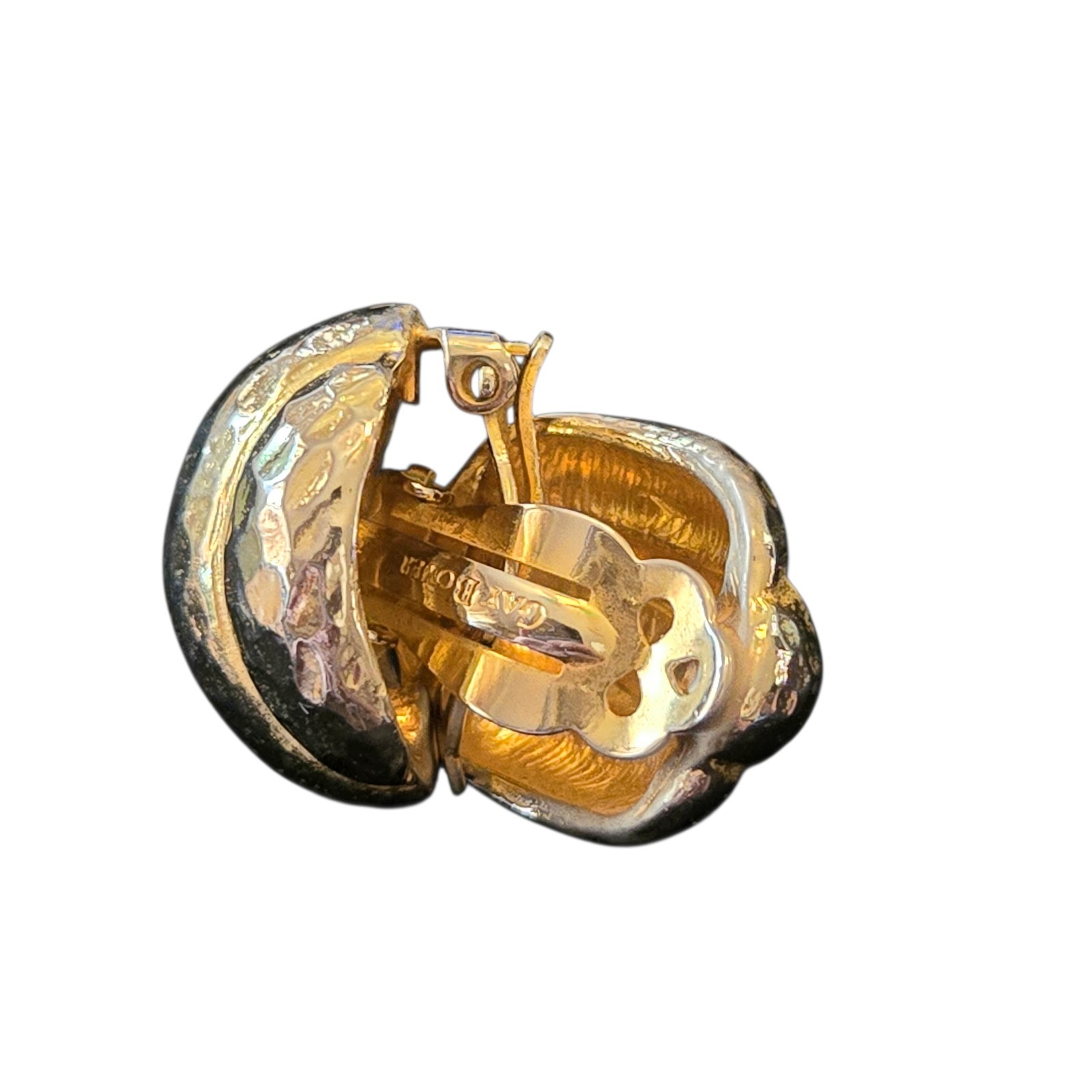 Gay Boyer Signed VTG 1980s Hammered Domed Gold Tone Clip On Earrings 0.75″X0.75″
