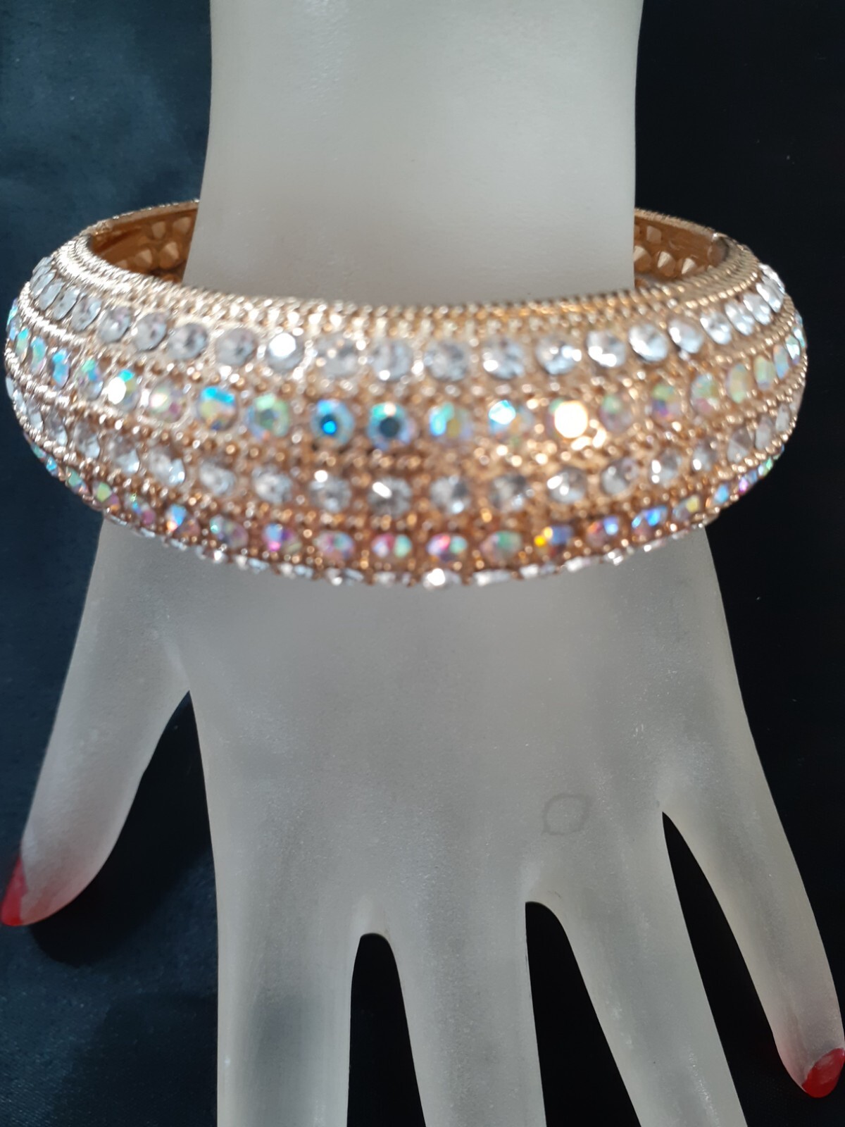 Unbranded women fashion jewelry crystal bracelet 1 inch wide NWOT. Stunning.