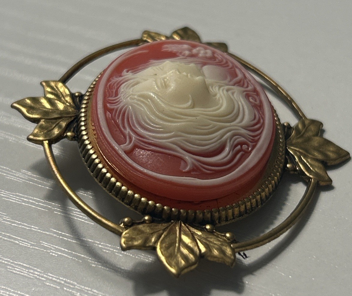 Vintage Twin Sisters Twin Muse Cameo Brooch Gold Leaf Frame 2.5”, 17g 1960’s MCM