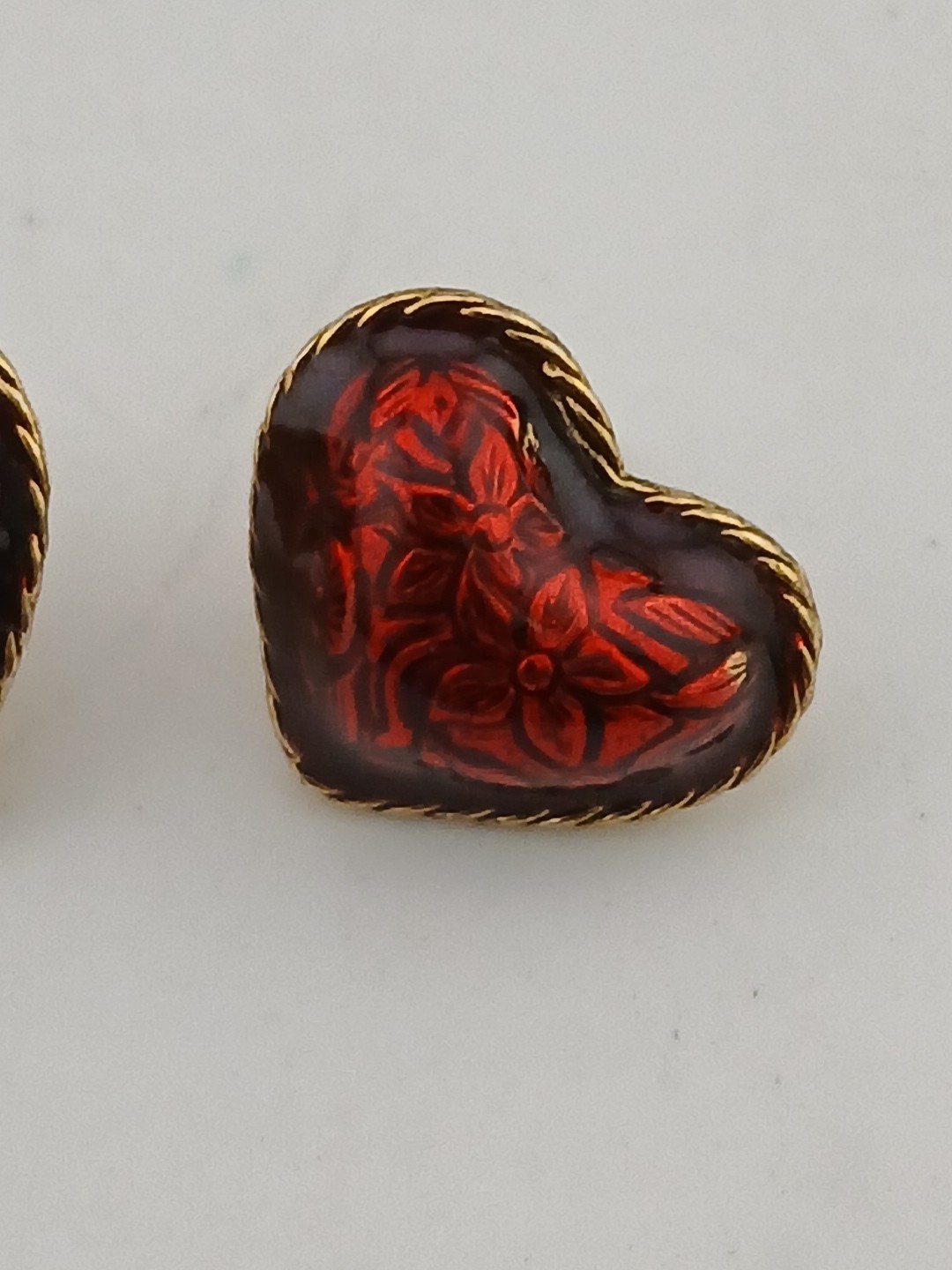 1995 Avon “HEARTS AFIRE” gold tone red enamel floral designs pierced earrings