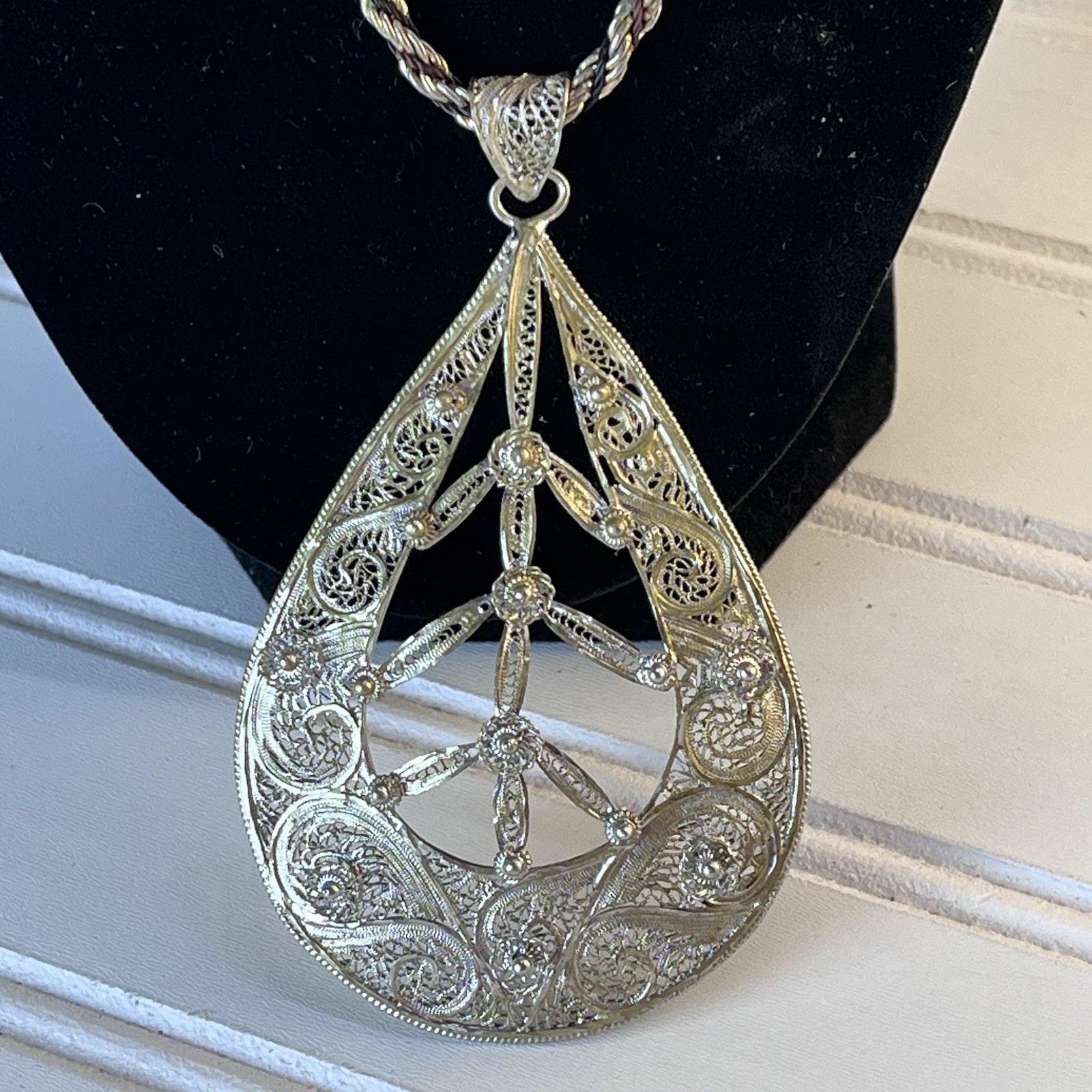 Vintage 1970s Cannetille Filigree 3.5” Pendant Twisted Rope Chain 18” Necklace
