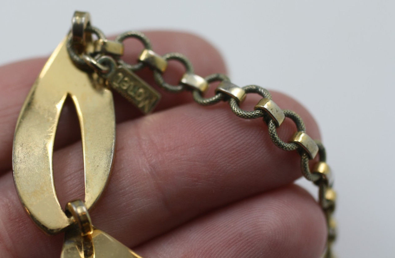 Vintage gold tone textured large oval links signed Monet necklace 15-17″