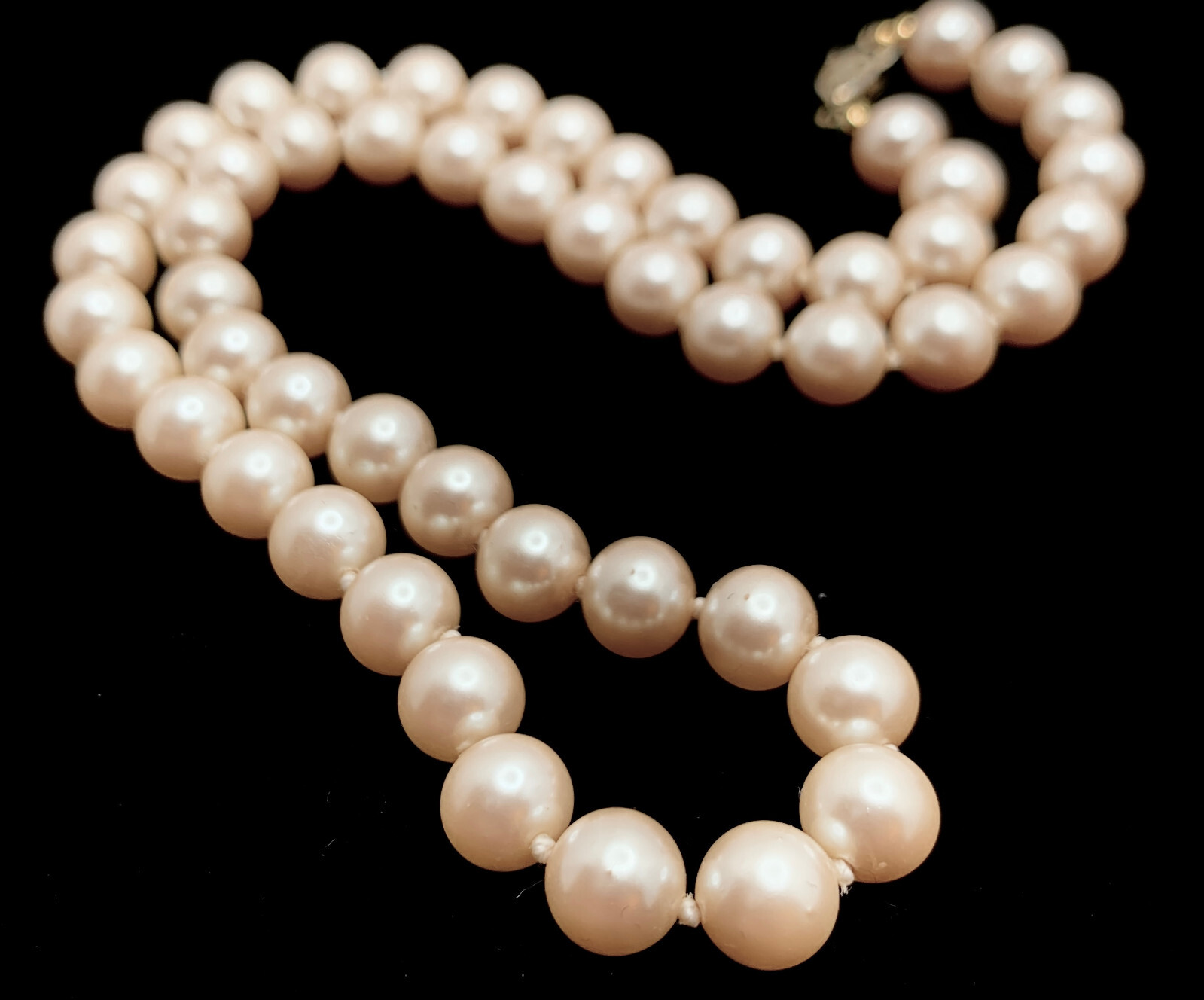 Quality Vtg Faux Glass Pearl Knotted Necklace Champagne 9mm Beads 18″ Heavy 44g.