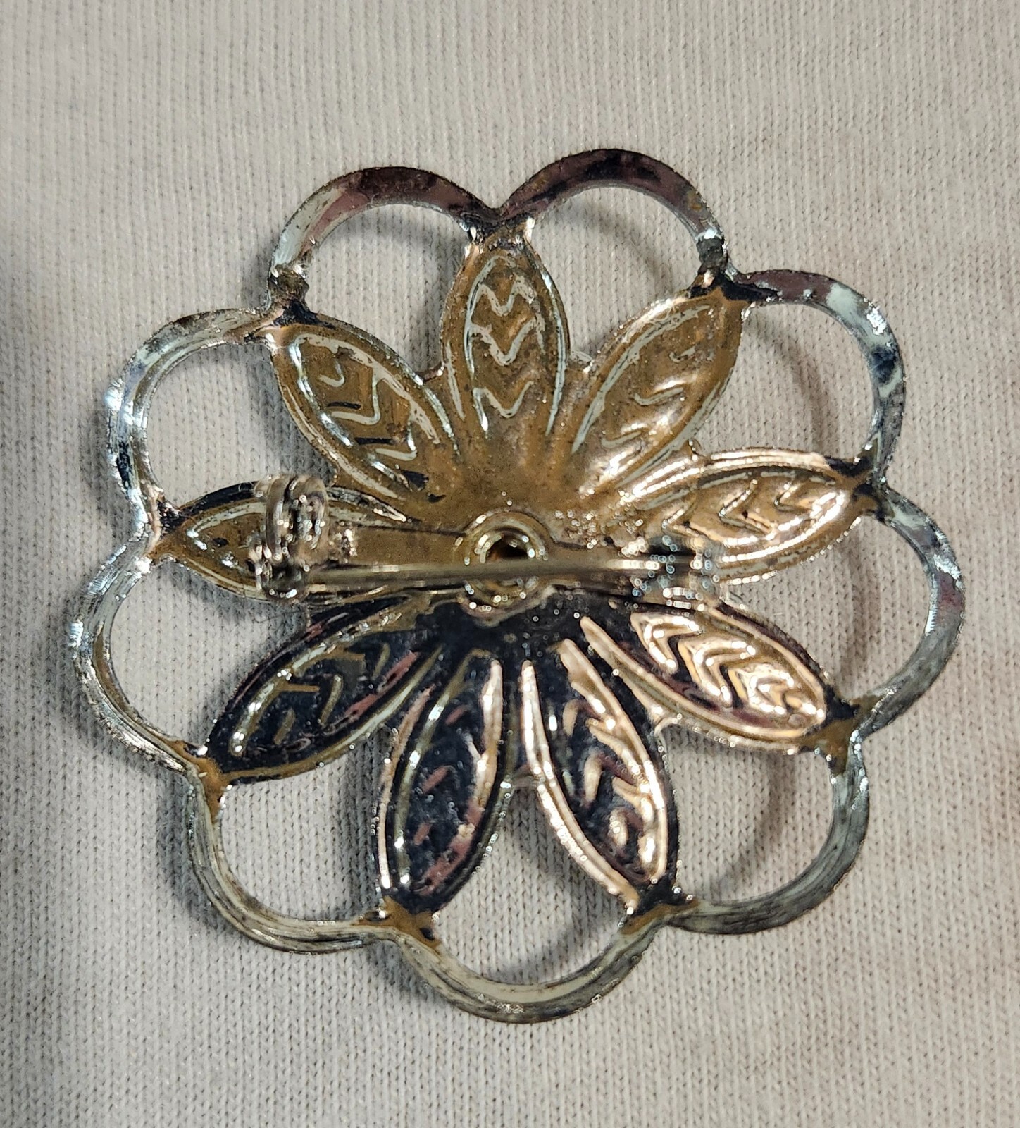 Silver Tone Brooch Flower Design with 8 Small Clear Stones and 1 Larger One
