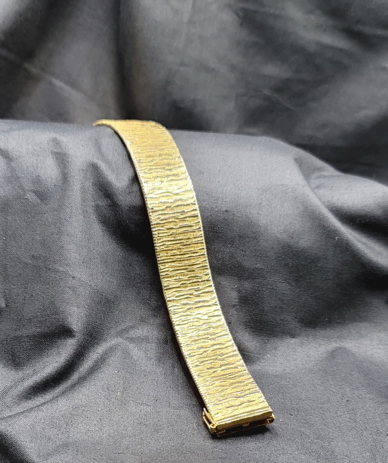 Monet 1960s Gold Tone Vertical Design Safety Clasp 7.5 5/8th Wide Nice Weight