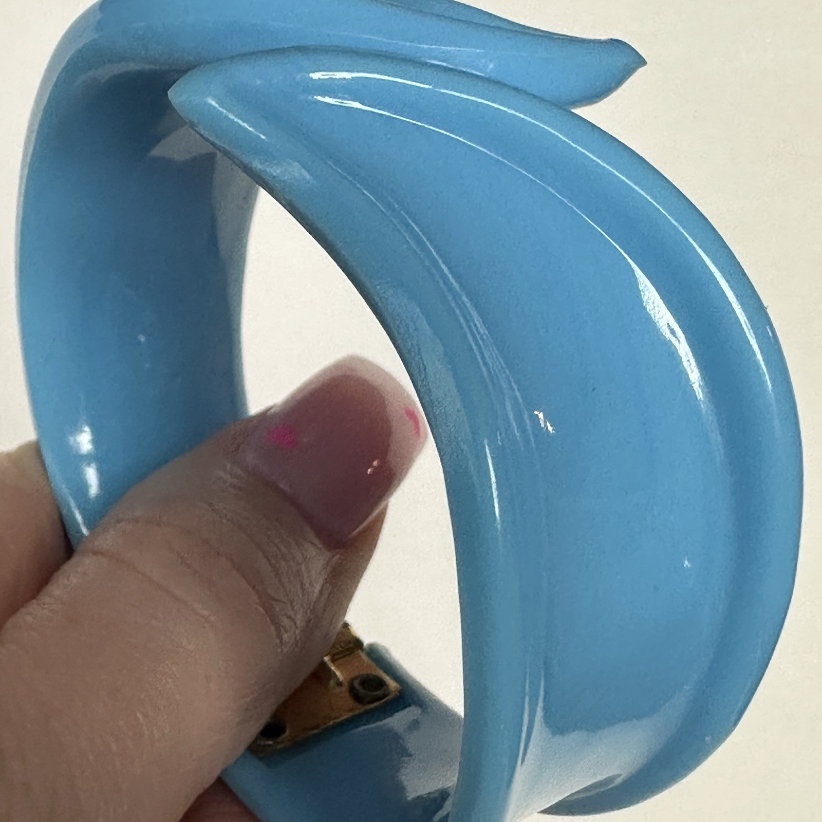 VTG Retro 60s 70s 80s Baby Blue Swirled Plastic Hinged Clamper Bracelet Bangle