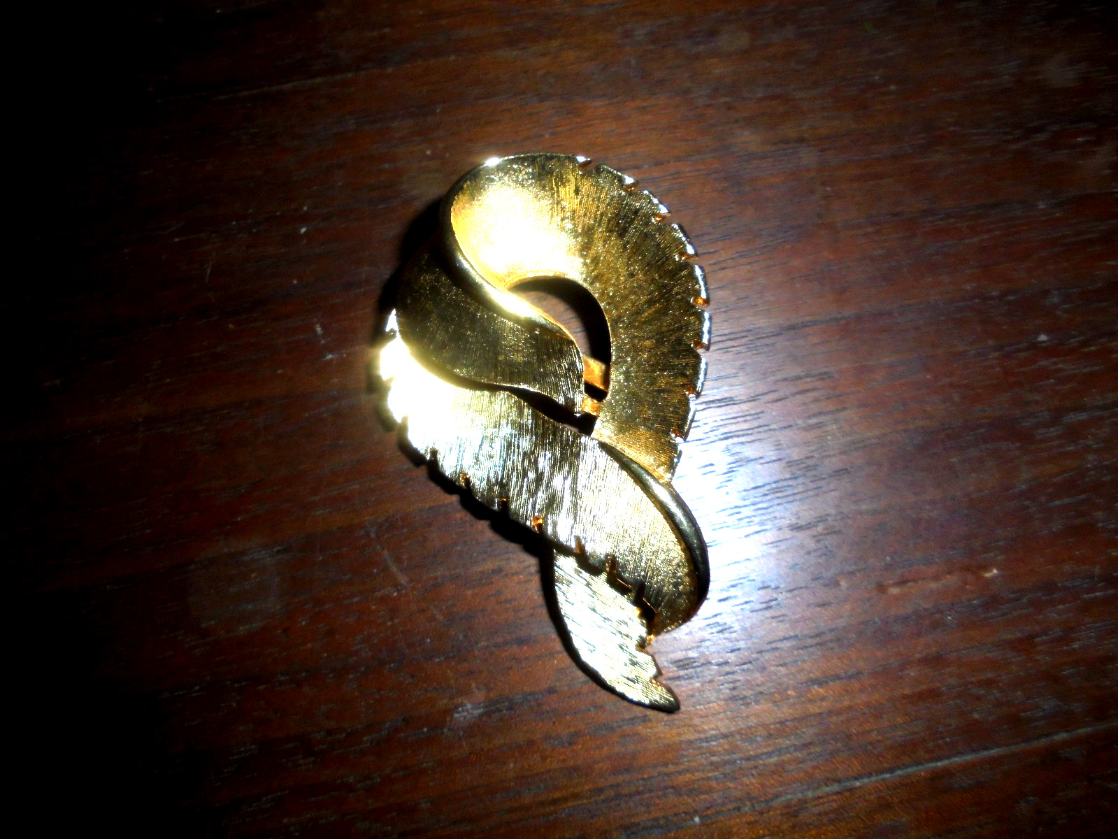 GOLDTONE PIN/BROACH WITH SAFETY CLASP