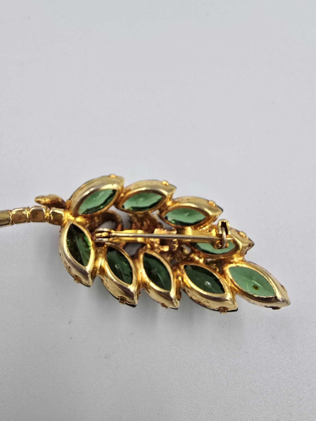 Vintage Rhinestone Brooch Gold Tone Green Pin Leaf Ribbon Unsigned Beauty D&E?