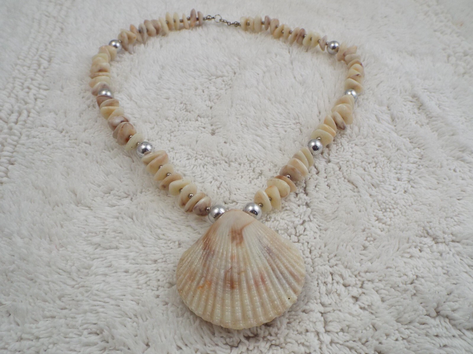 Cream Brown Acrylic Shell Pendant Necklace (B31)