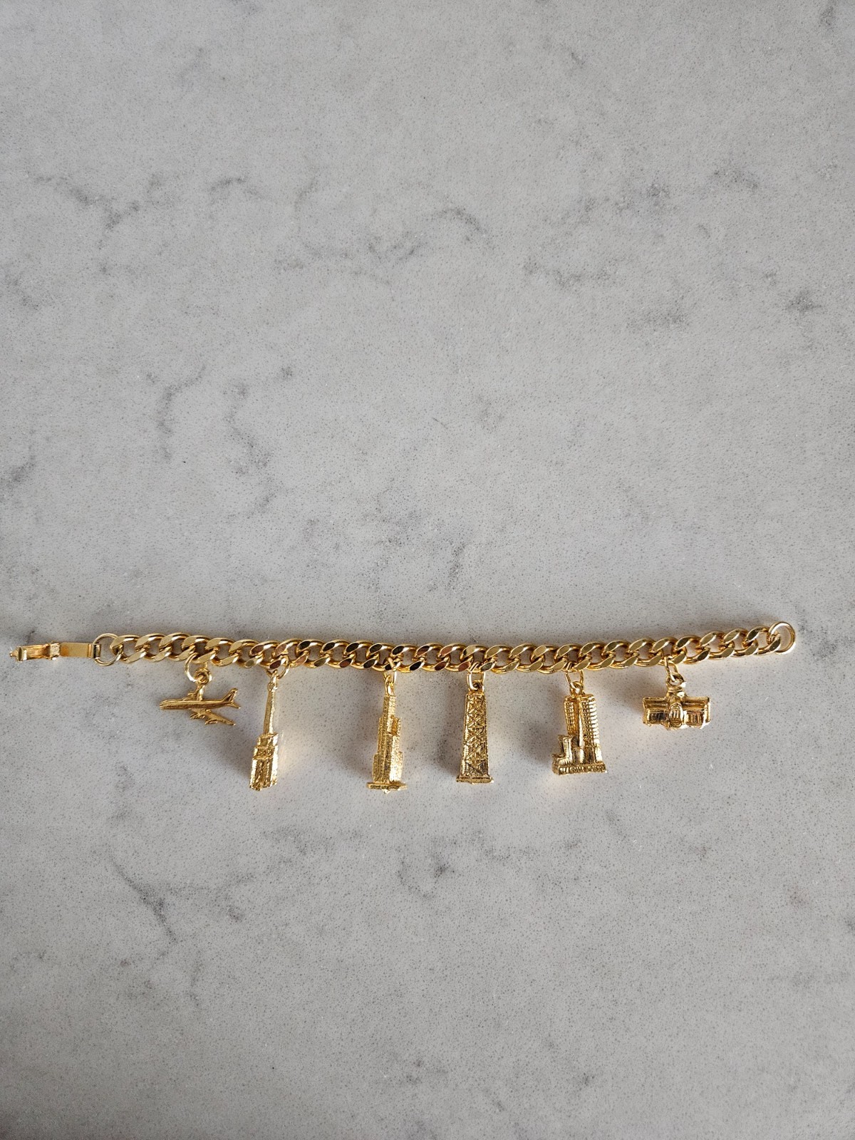 GOLD-TONE CHARM BRACELET WITH FAMOUS BUILDINGS IN CHICAGO CHARMS