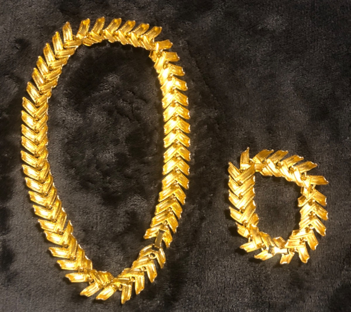 Vtg Chevron Gold Tone Necklace & Bracelet Articulated Lightweight V Link Station