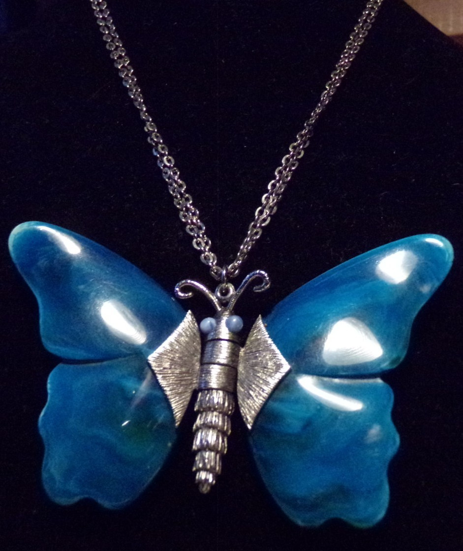 VTG 1960’S LARGE TURQUOISE ACRYLIC LUCITE SILVER TONE ACTION BUTTERFLY NECKLACE