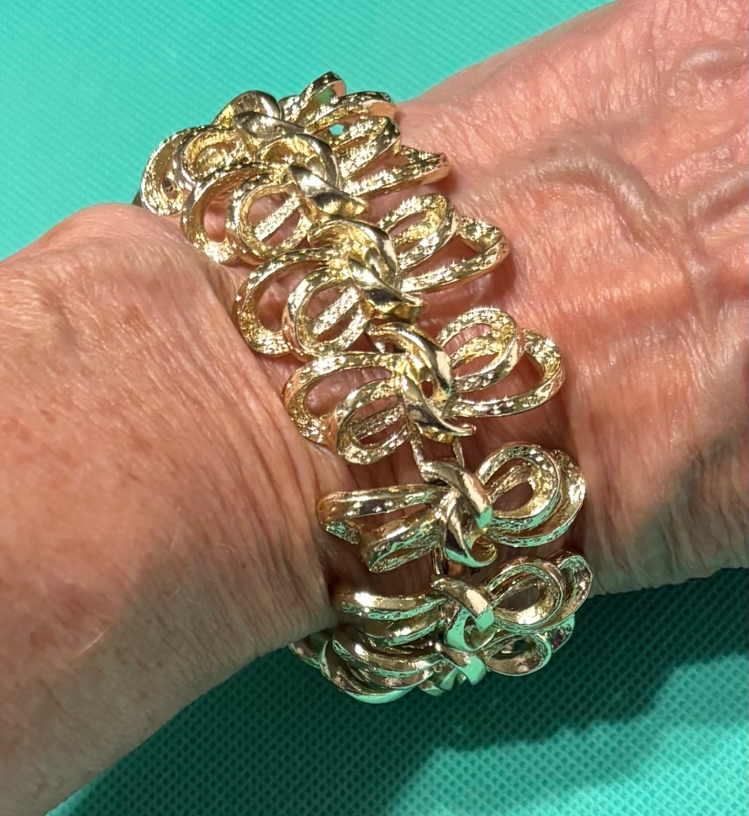 Coro Pegasus Bracelet Vtg Gold Tone Textured Bows Ribbons Design Approx 7 Inches