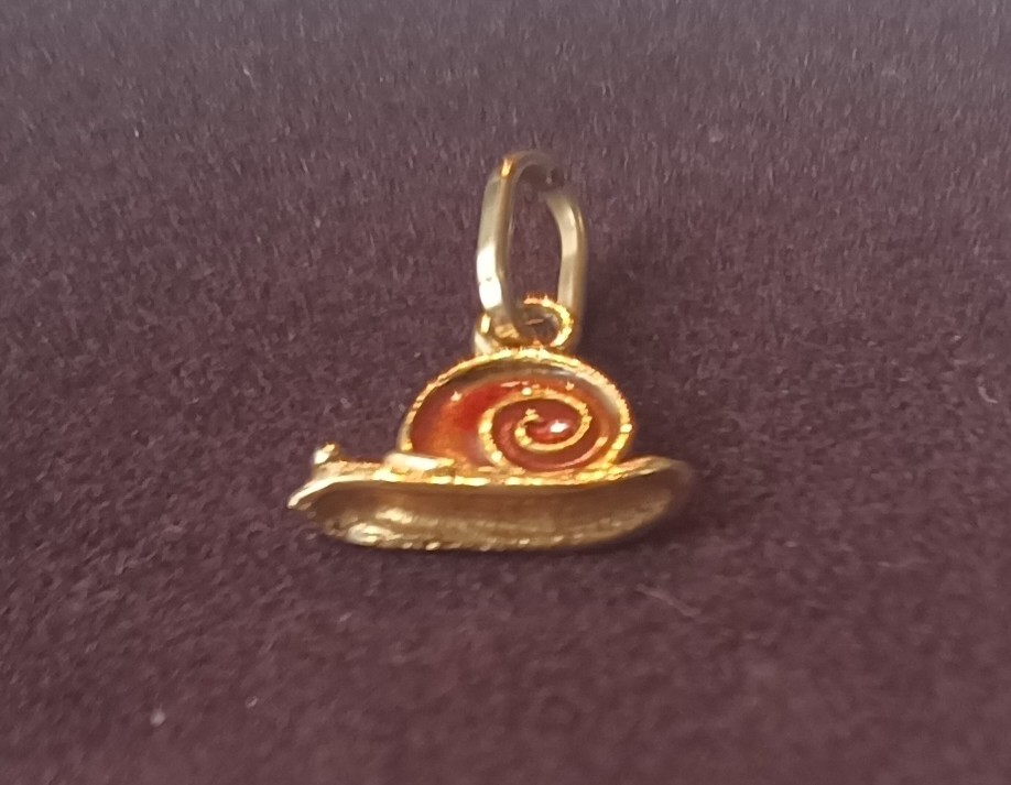 Vintage 18k Yellow Gold 750 Enameled Snail Double-sided Flat Charm (1 gram)