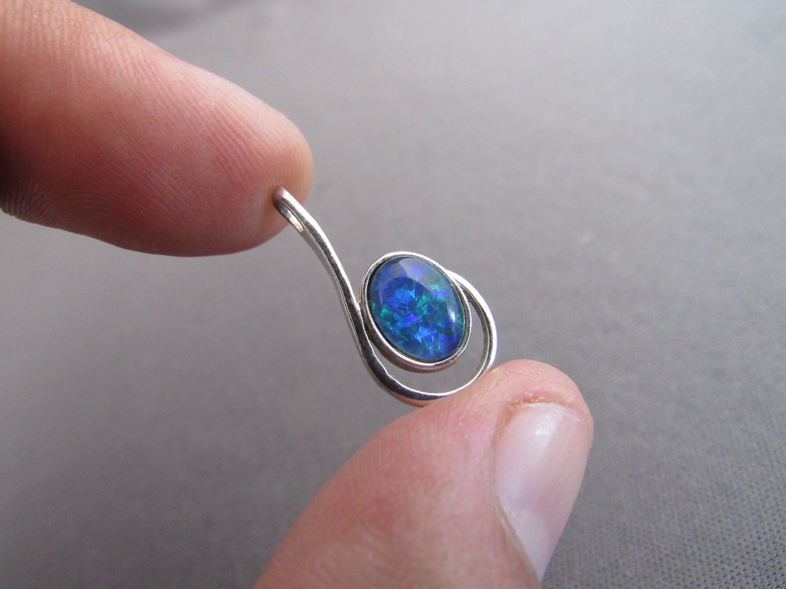 VINTAGE SILVER WORLD STERLING OVAL CABOCHON BLUE OPAL RETRO PENDANT