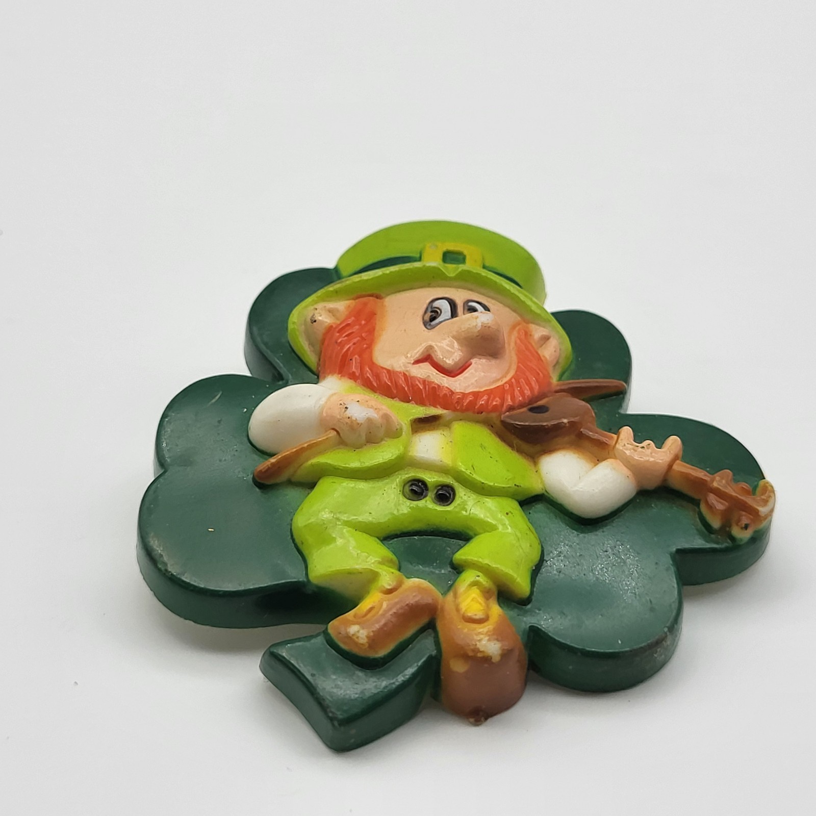 Adorable VTG Leprechaun Irish fiddle Lucky clover shamrock Saint Patricks Pin