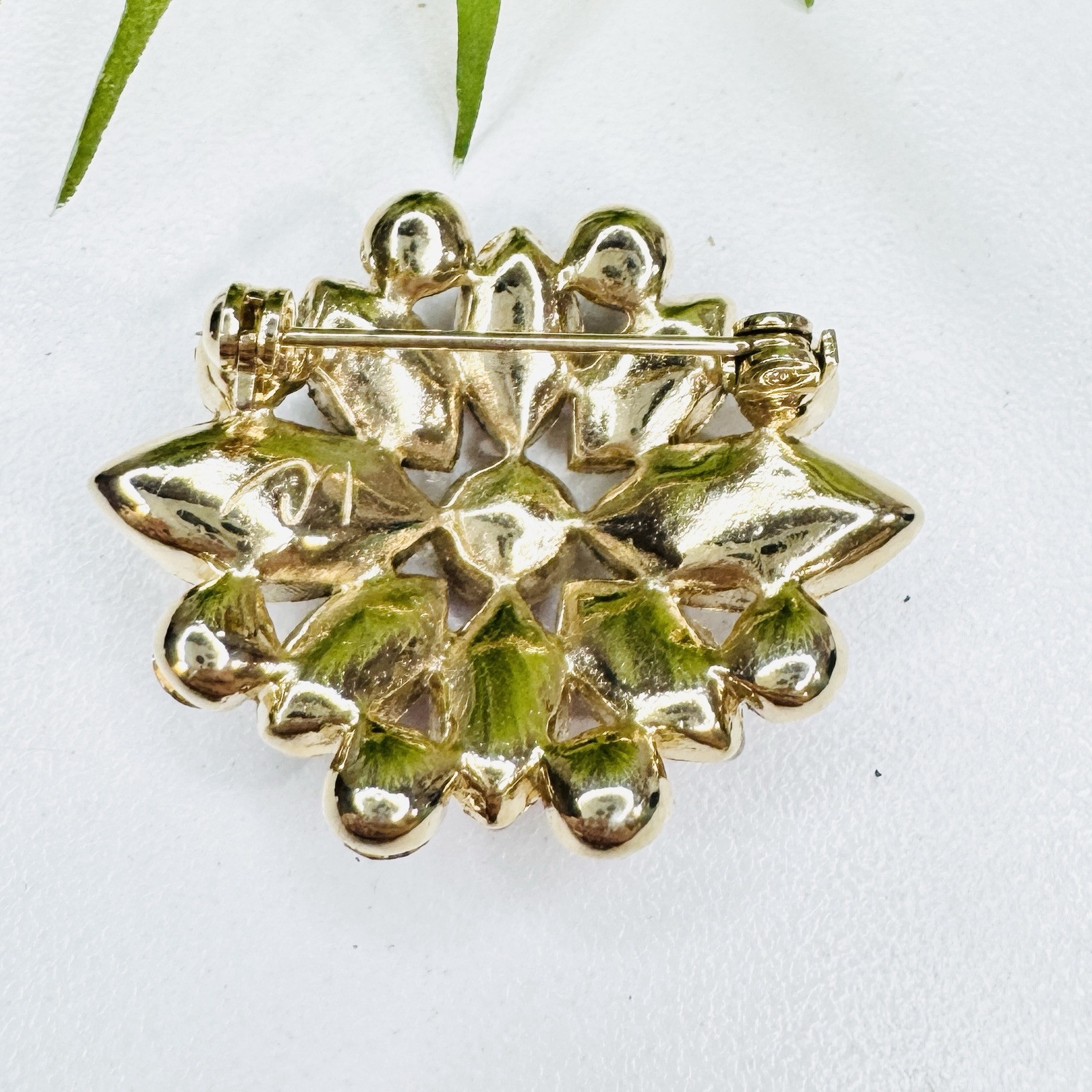 Vintage Liz Claiborne Purple, Pink and White Flower Starburst Gold Tone Brooch