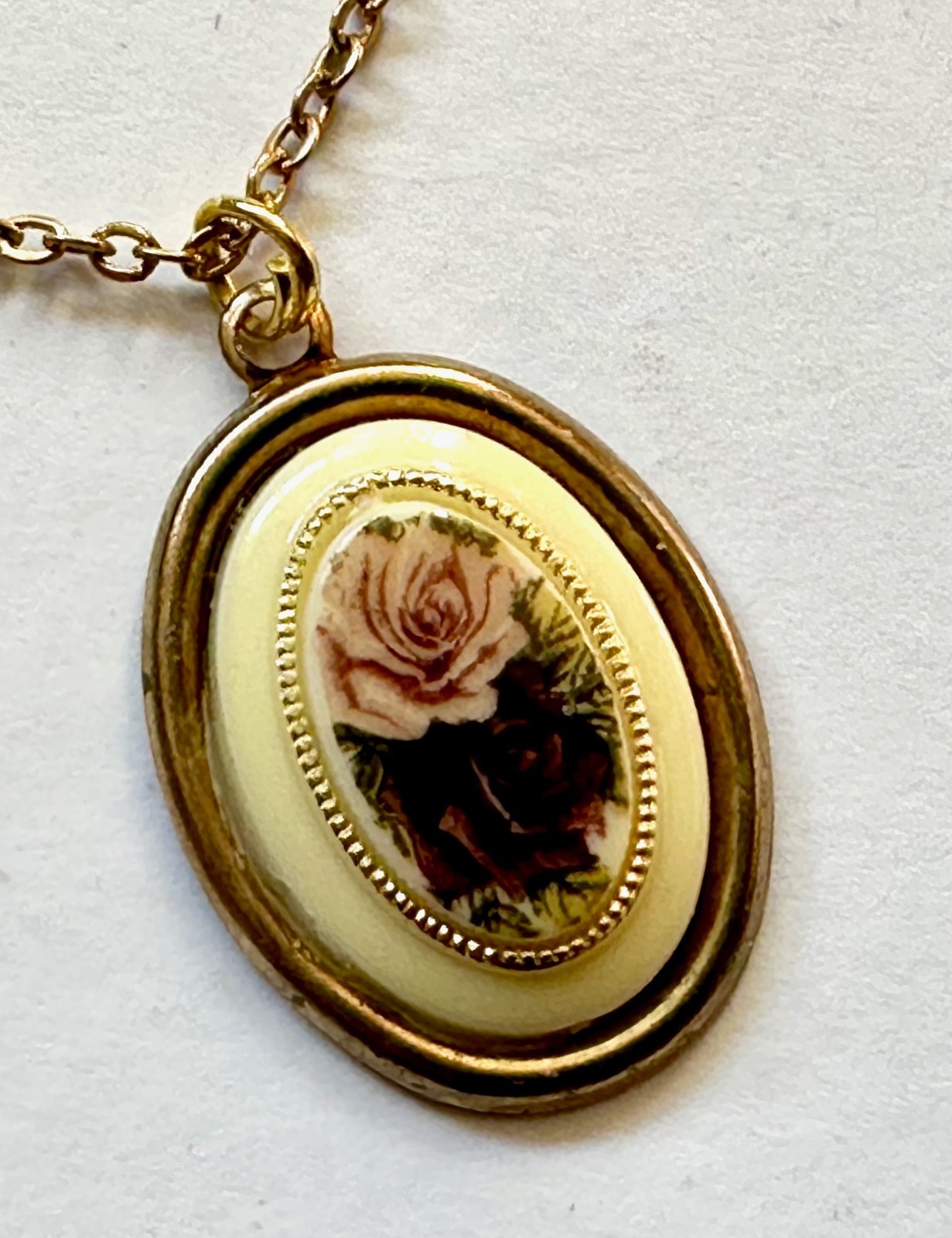 Vintage oval pendant 1″ brass w pink flower necklace 20″ gold plated