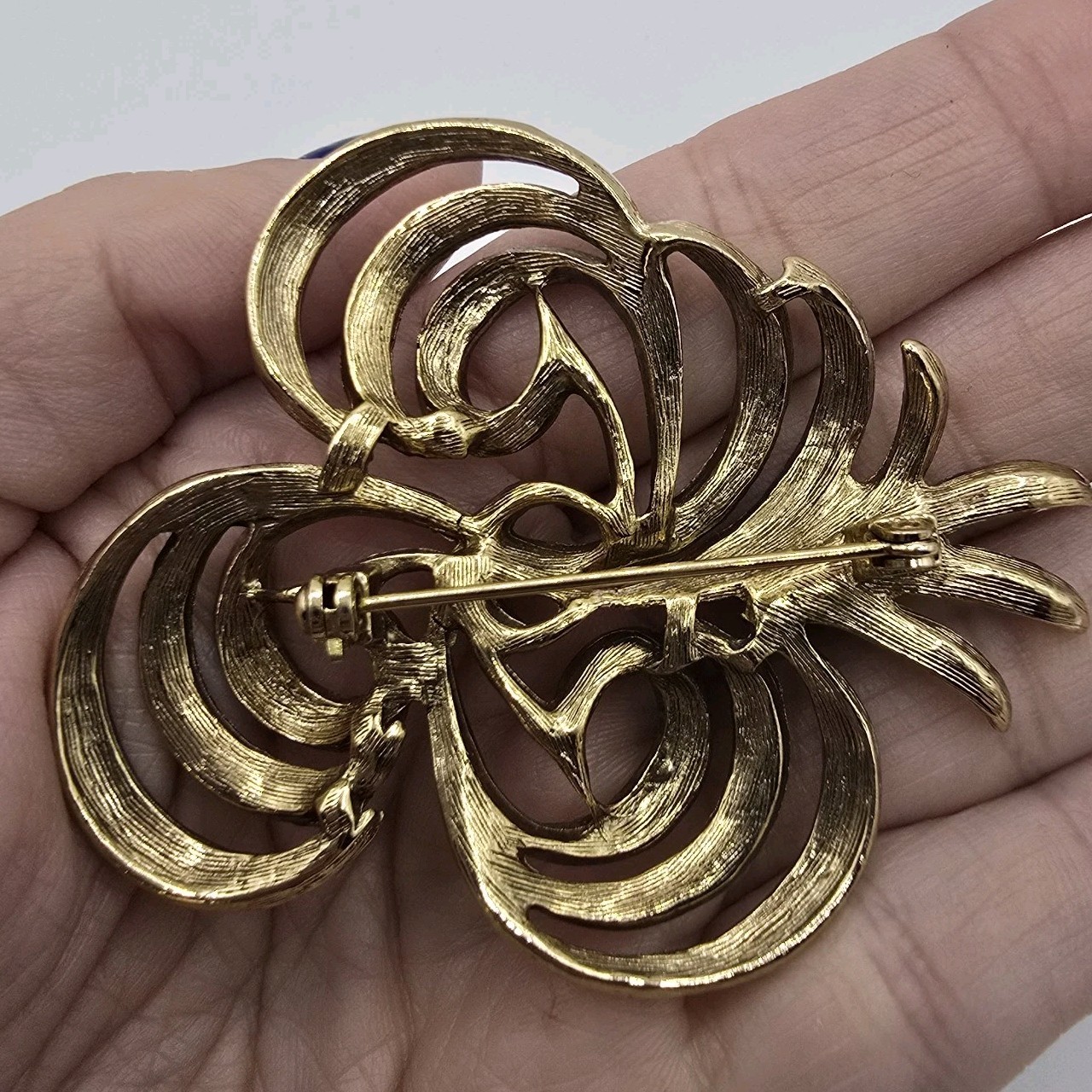 Vtg Gold Tone Swirl Ribbon Floral Brooch Large Statement Pin Textured Openwork