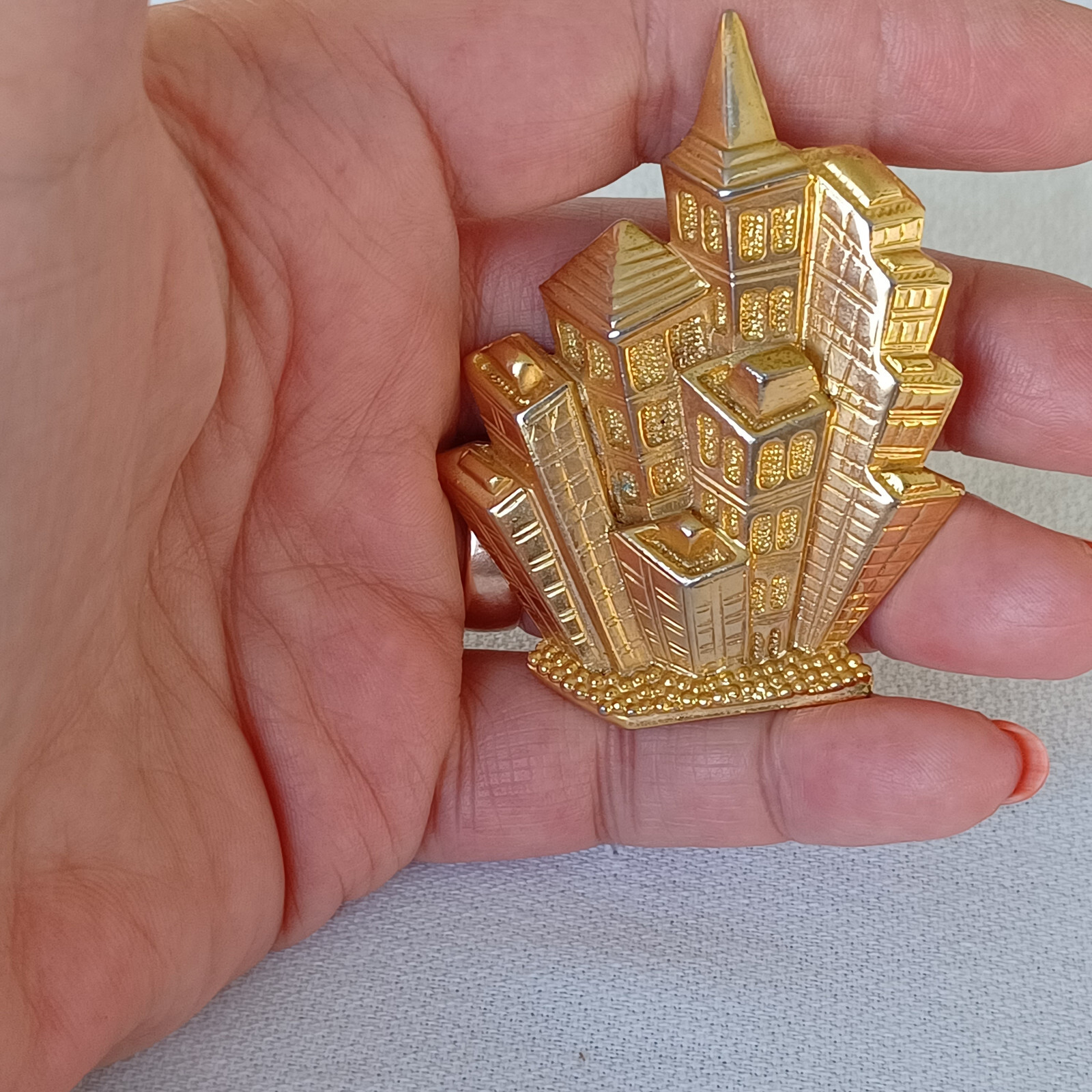 Vintage Park Lane Gold Tone ‘City High Rise Buildings’ Brooch Pin & Pendant 2.5″