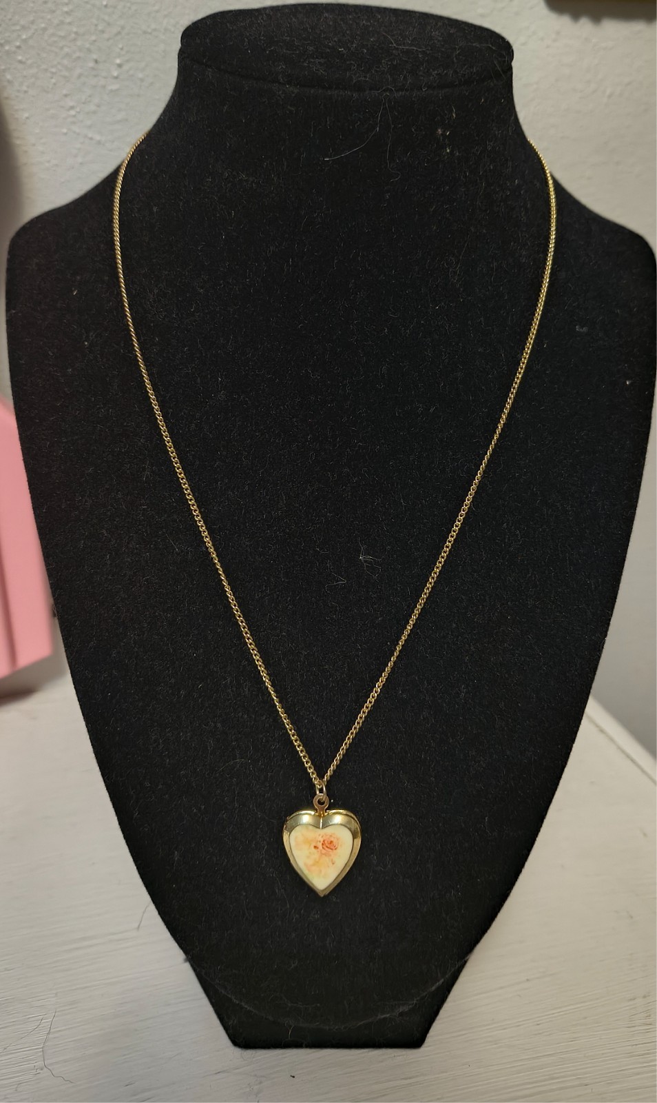 Vintage Gold Tone Photo Locket Necklace heart Pendant Floral Design