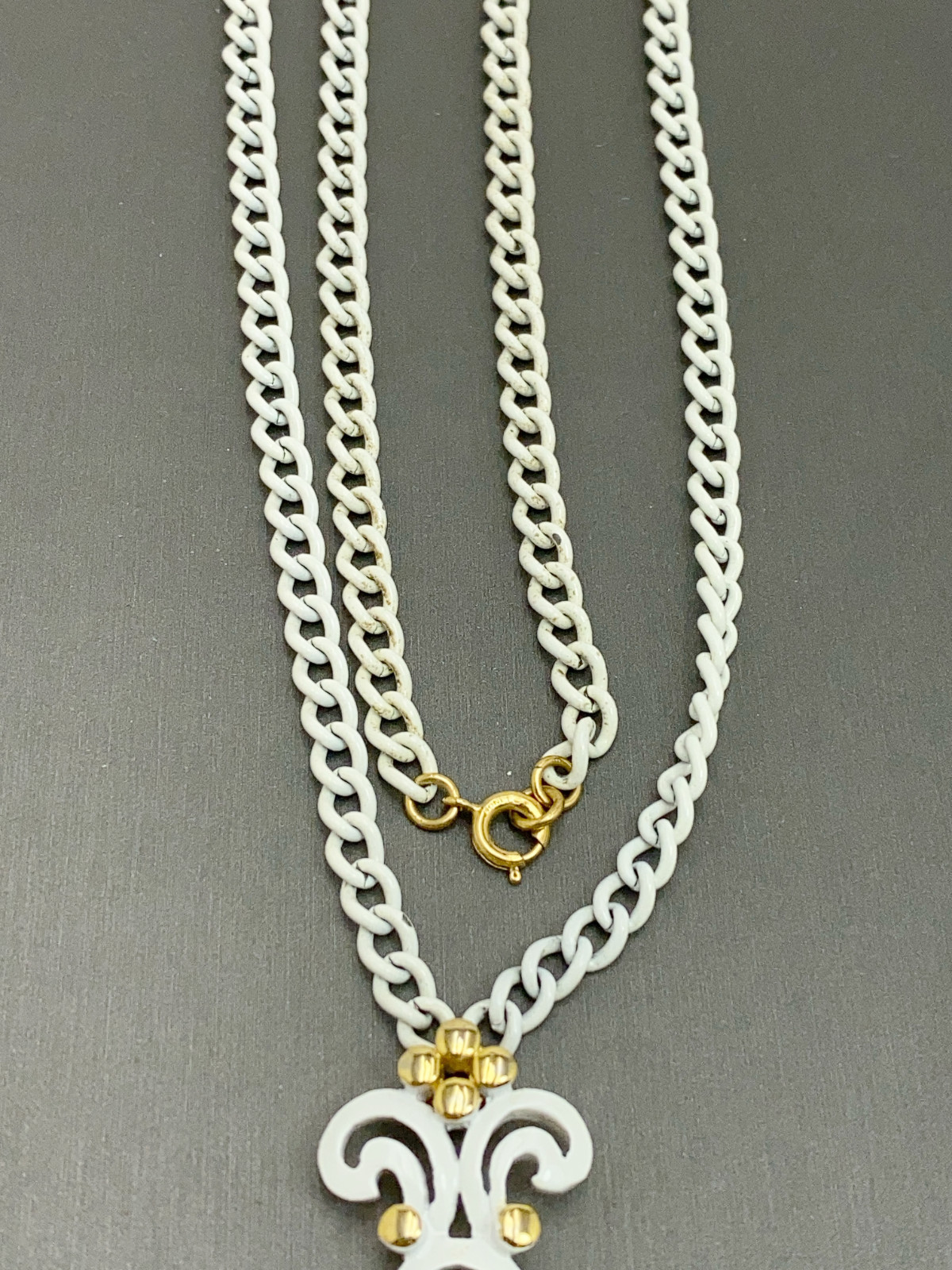 Vintage MONET Pendant Necklace 1974 MANTILLA White Enamel Articulated 28″ Chain