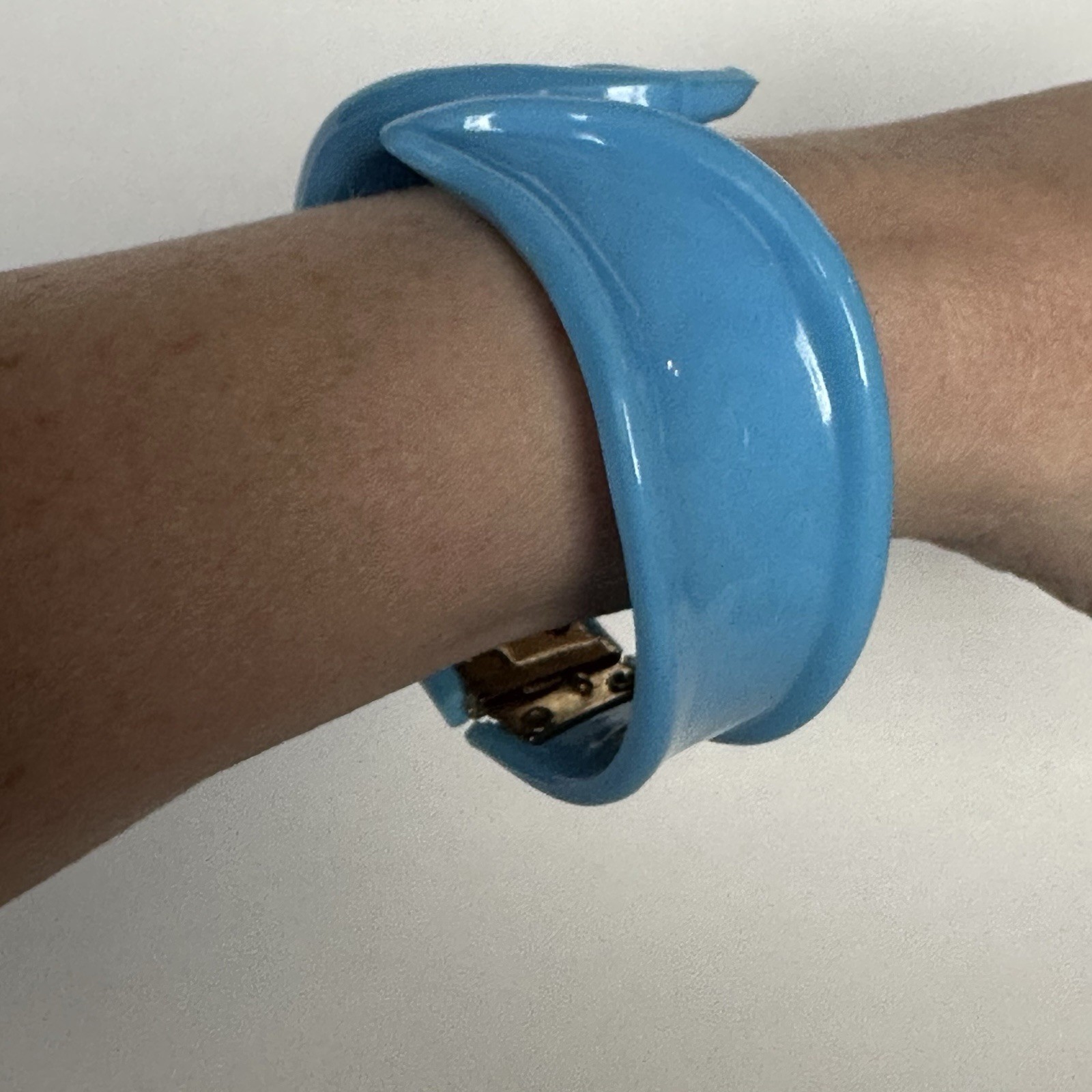 VTG Retro 60s 70s 80s Baby Blue Swirled Plastic Hinged Clamper Bracelet Bangle