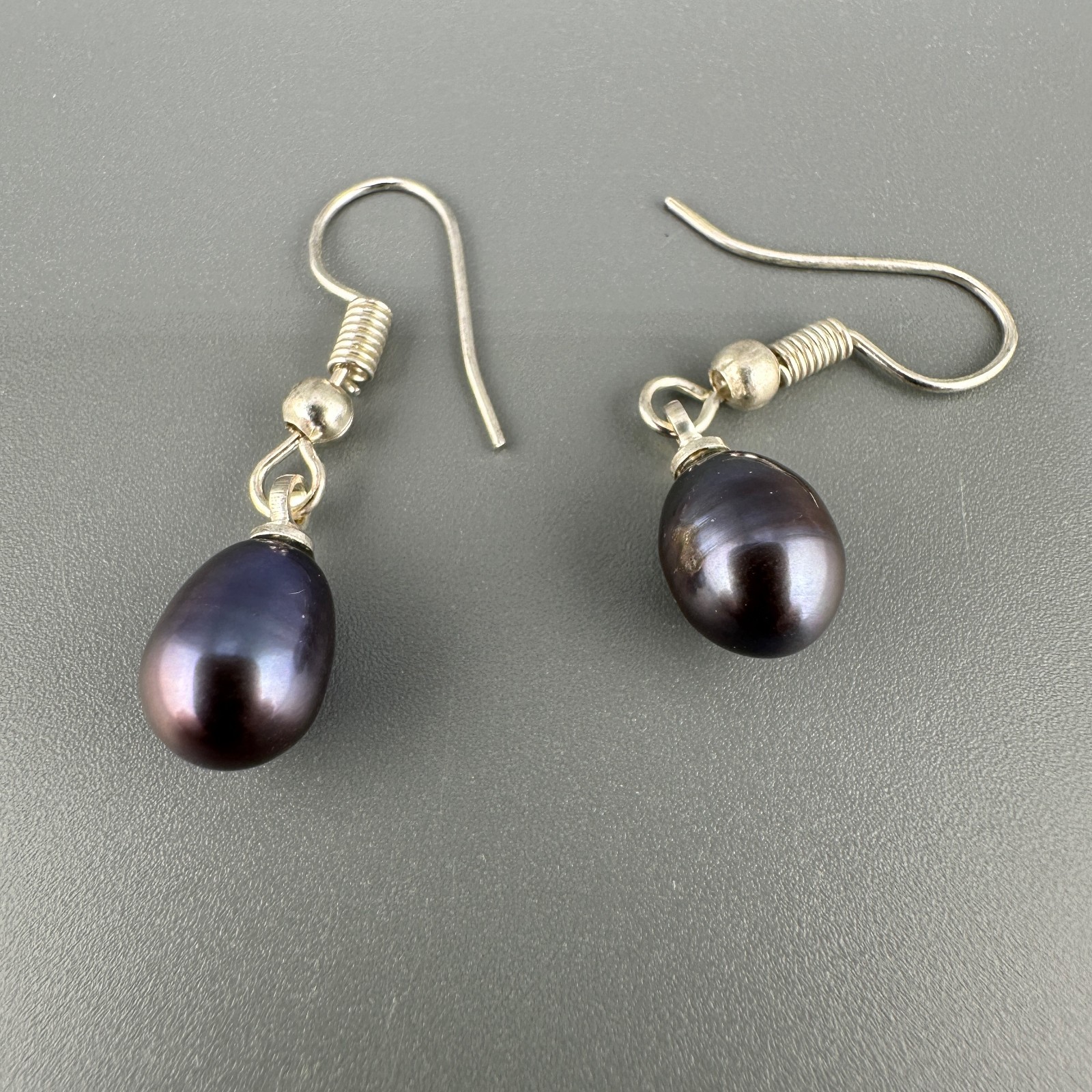 Vintage Black Tahitian Pearl Earrings Oil Slick Dangle Silvertone Purple Peacock