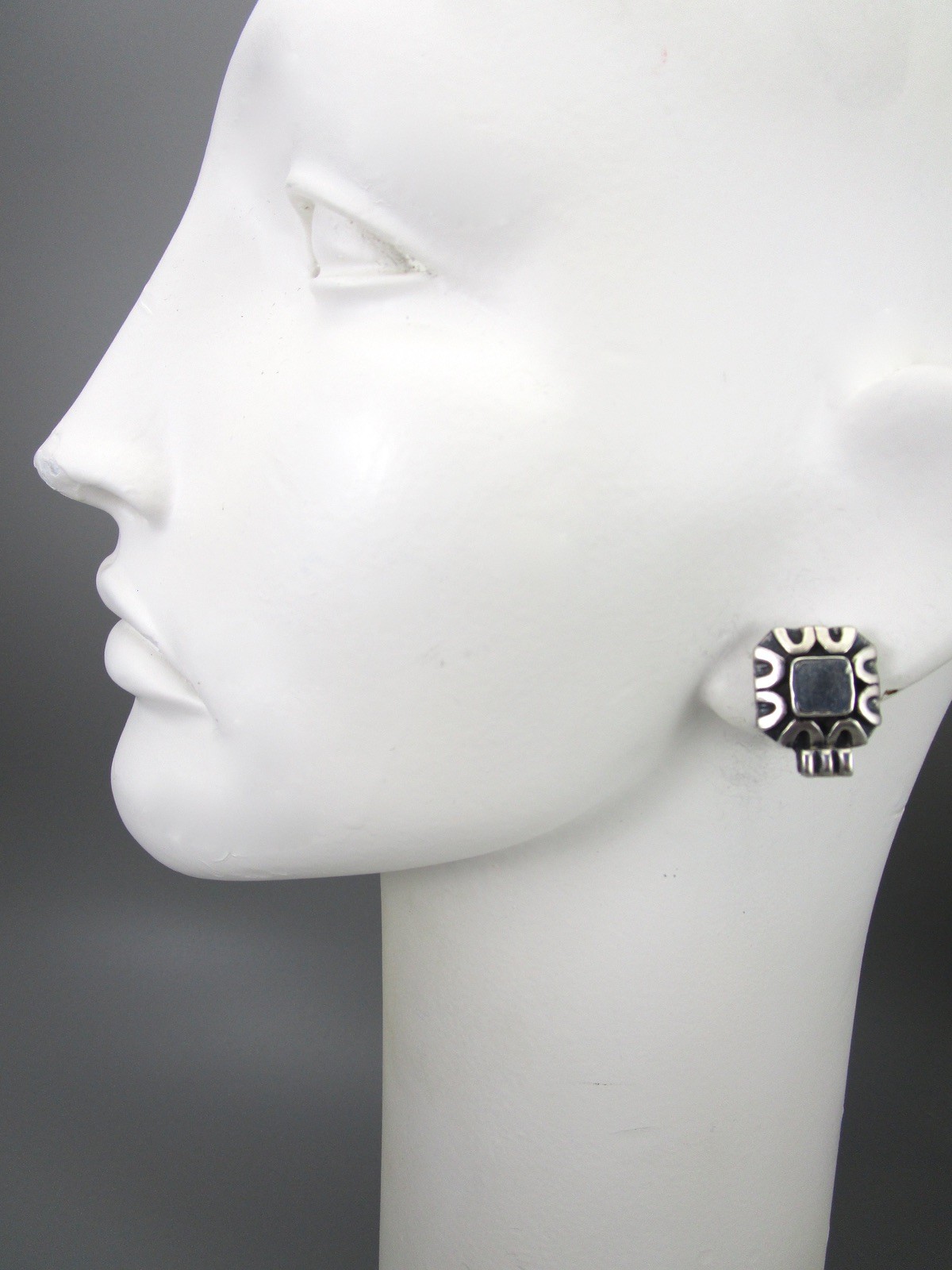 LOVELY DIAN MALOUF STERLING SILVER 1″ CLIP ON EARRINGS