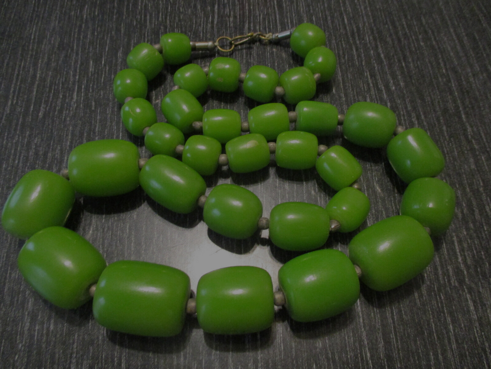 Vtg Chunky Green Apple Graduated Barrel Hand Crafted Hard Plastic Bead Necklace
