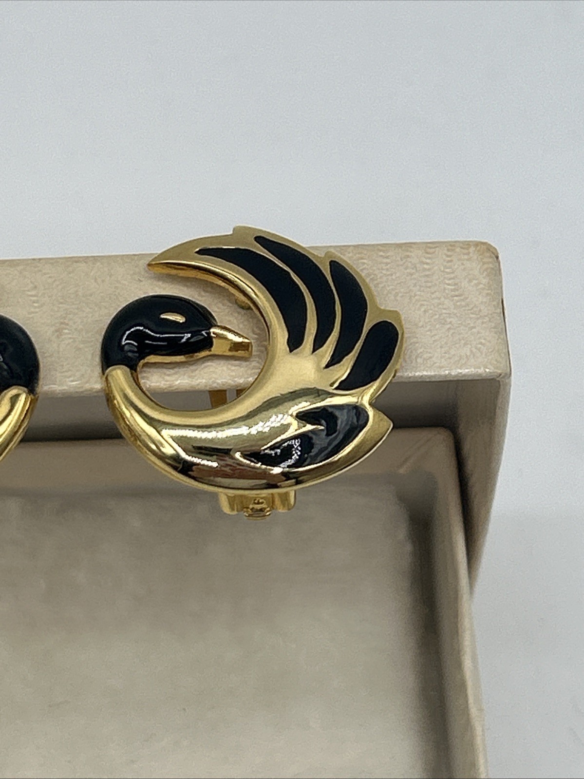 VTG “Orena Paris”? Enamel Gold Tone w/ Black Accents Swan Clip On Earrings