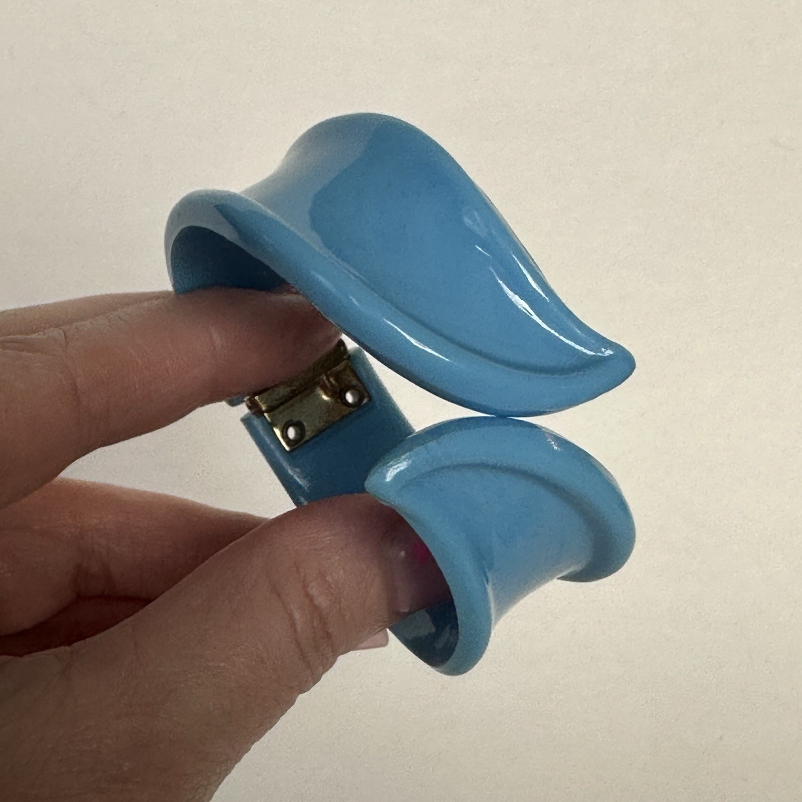 VTG Retro 60s 70s 80s Baby Blue Swirled Plastic Hinged Clamper Bracelet Bangle