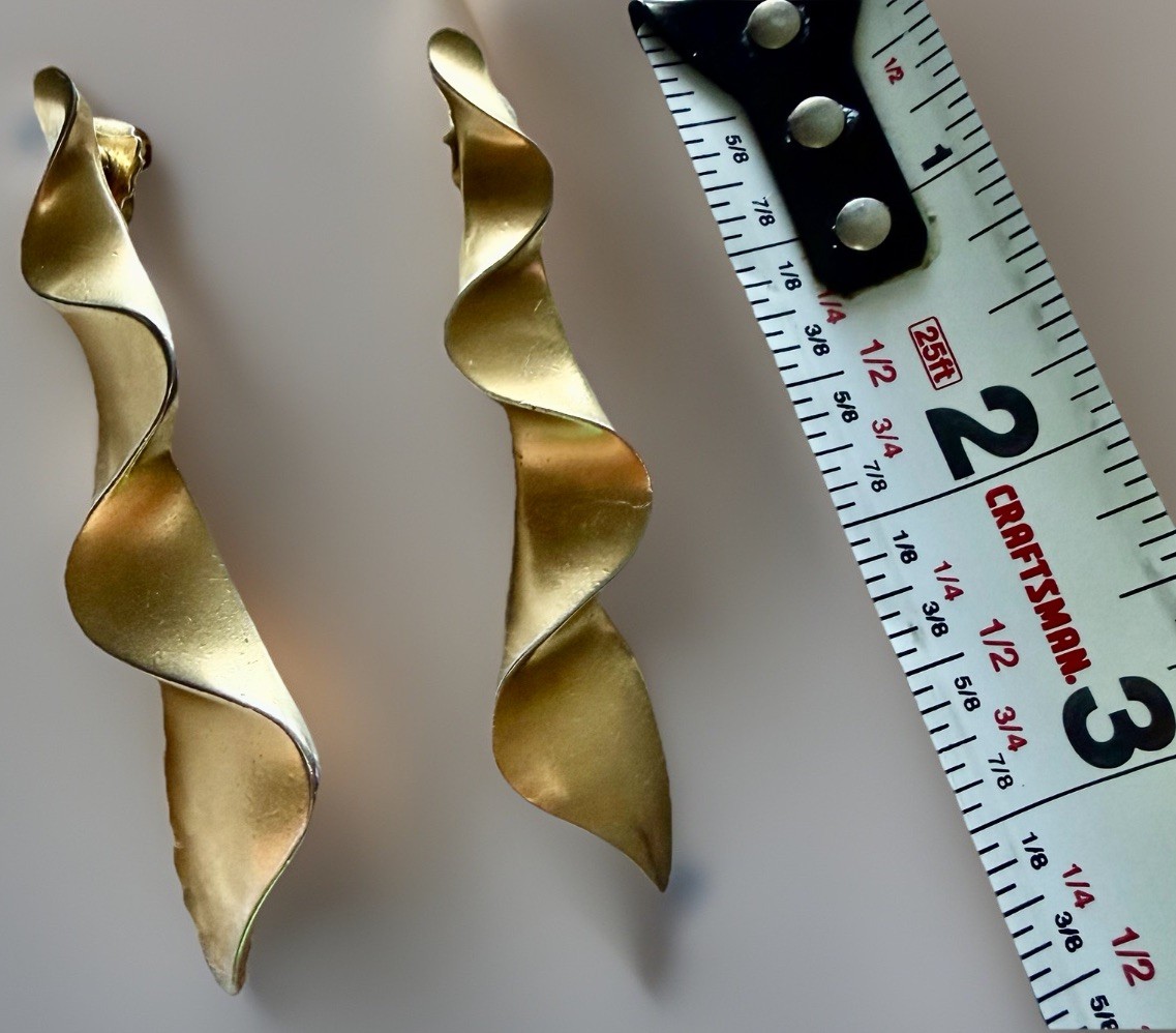 Vintage Avon Matte Gold Tone Swirl Ribbon Drop Pierced Earrings 2.75″ 18g READ