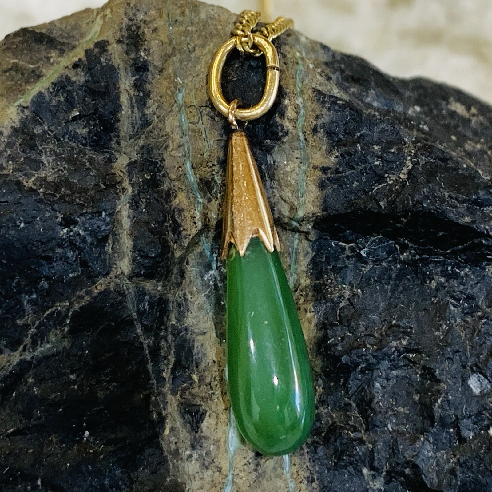 VTG Nephrite Jade Necklace Gold filled 12k Teardrop Pendant 1“ Spinach 2.9gr 18“