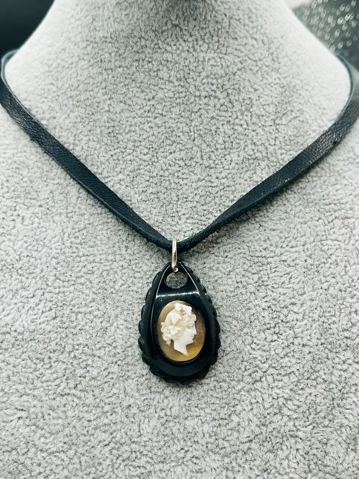 Victorian Carved Whitby BLACK JET SHELL CAMEO MOURNING Leather Choker necklace