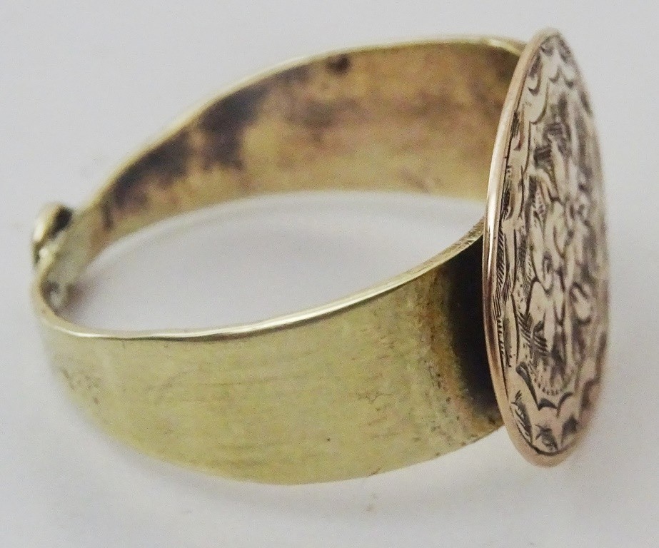 Vintage 9 karat Gold Engraved Ring
