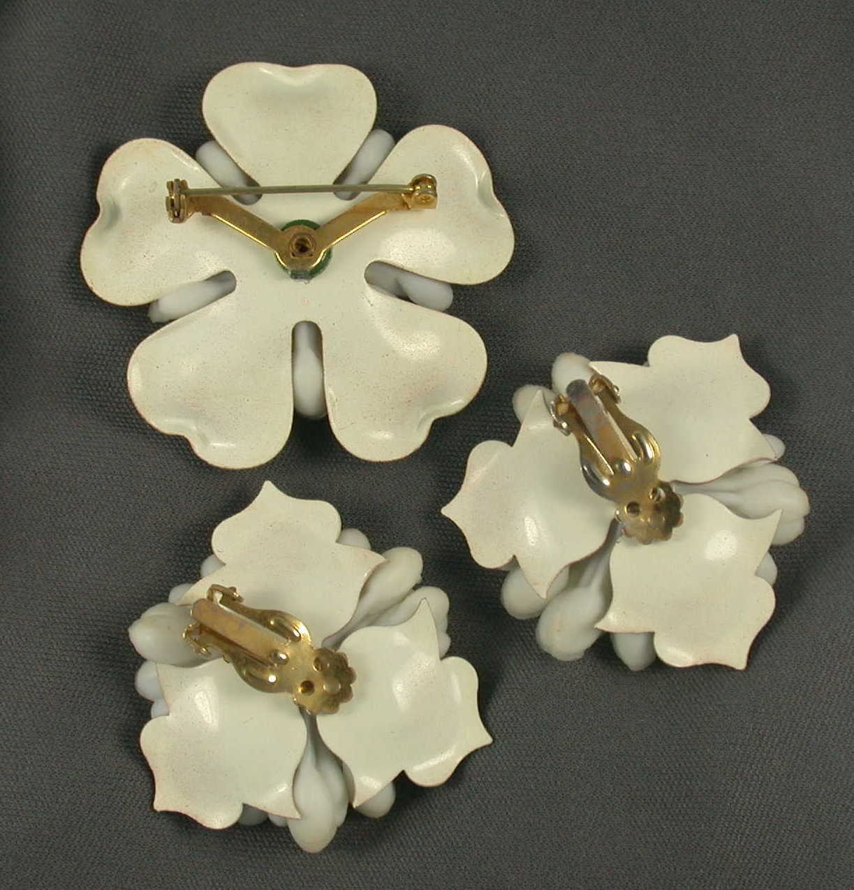 Brown White Enamel Plastic Flower Brooch Clip Earrings Set