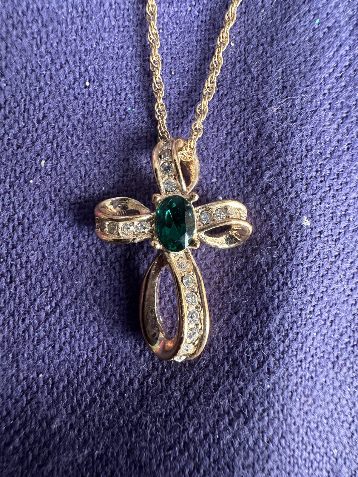 Vintage Roman 41157: May Birthstone Emerald Gold Tone Cross Necklace – in Box