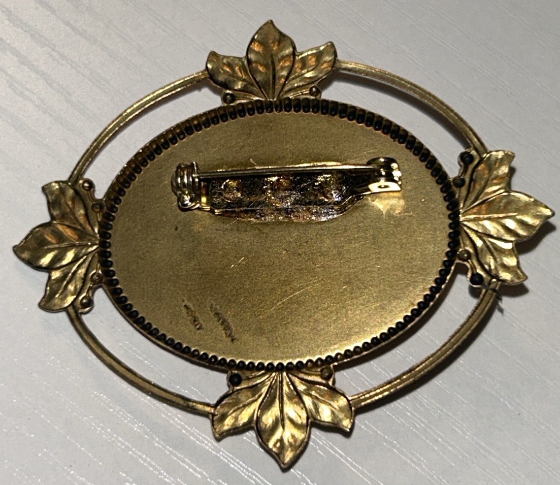 Vintage Twin Sisters Twin Muse Cameo Brooch Gold Leaf Frame 2.5”, 17g 1960’s MCM