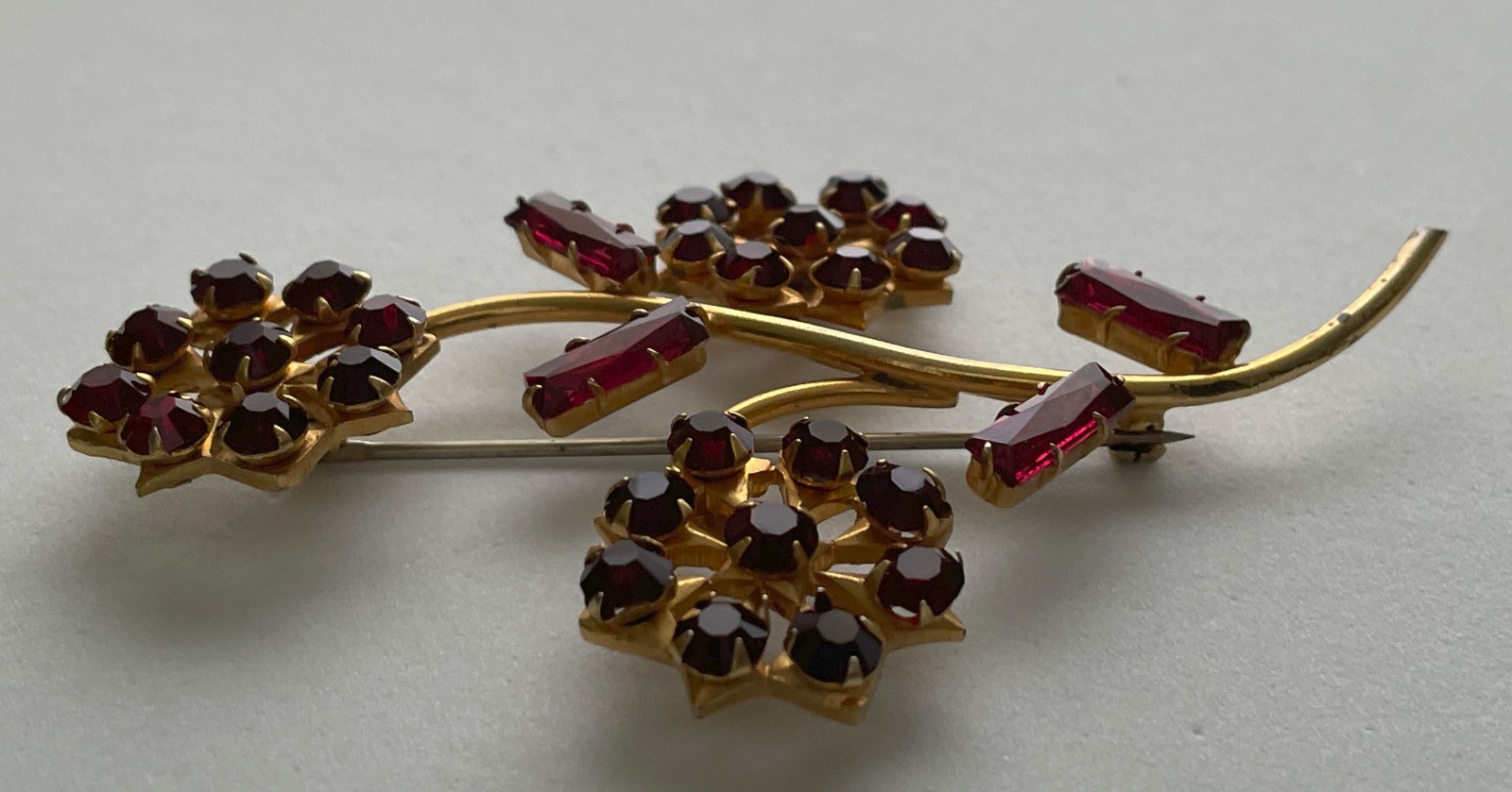 VINTAGE RED RHINESTONE FLOWERS BROOCH PIN KRAMER CORO? MCM RETRO ESTATE 40s 50s