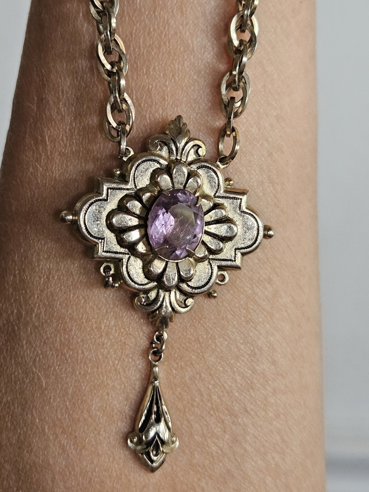 STUNNING VICTORIAN NECKLACE DANGLING ORNATE PENDANT BIG AMETHYST STONE CORO