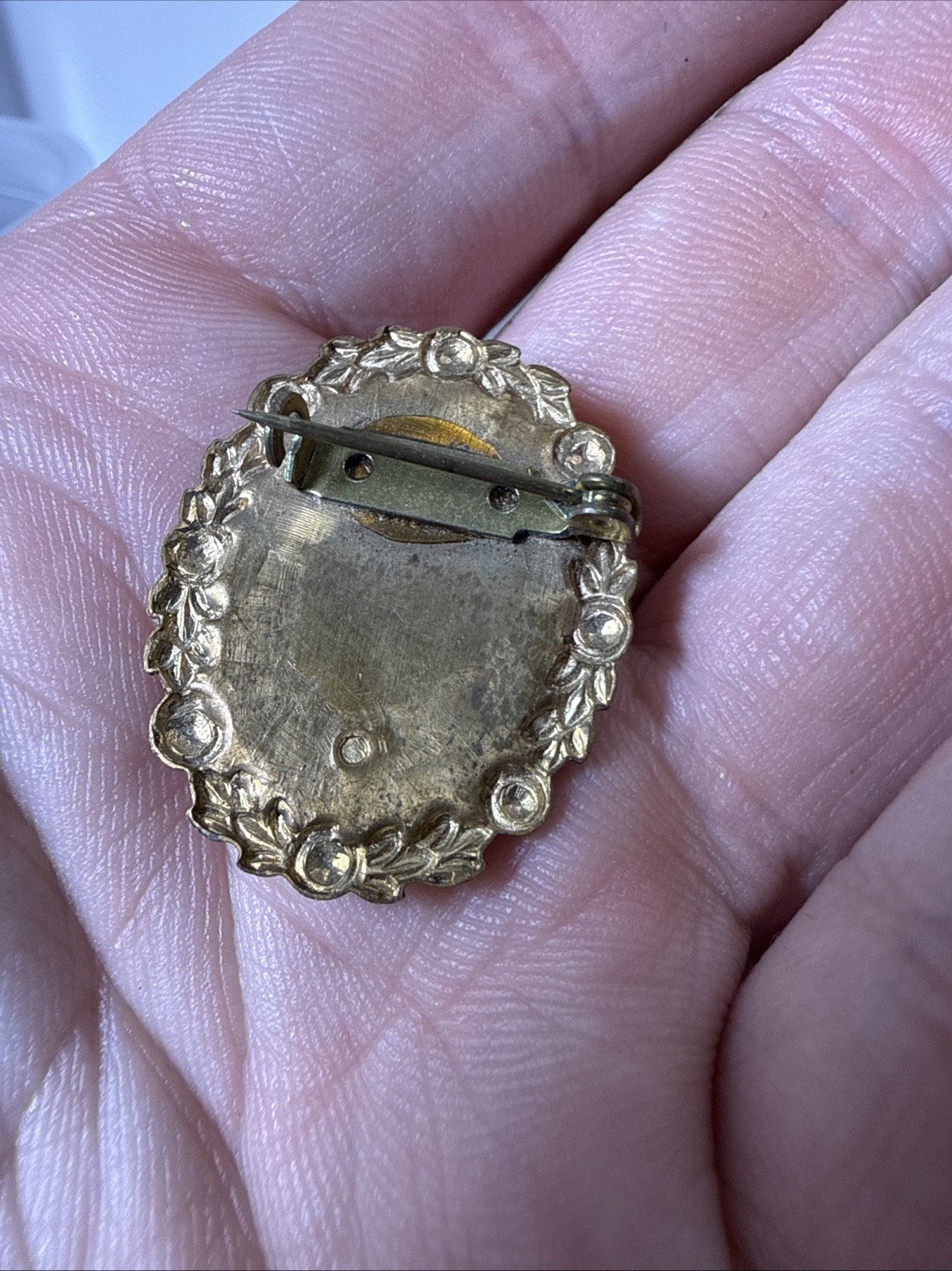 Orange Off White Resin Lady Cameo Gold Tone Metal Metal Brooch Vintage