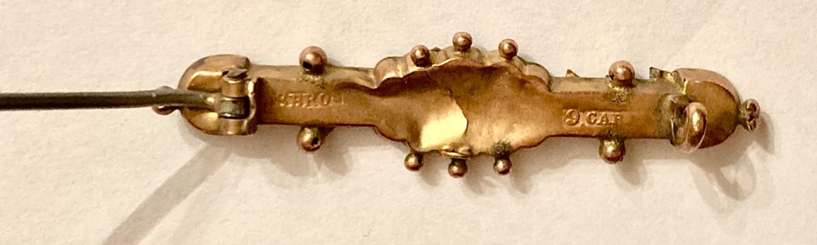 English Edwardian Sydenham Brothers 9 carat gold love pin brooch, c.1890-1915