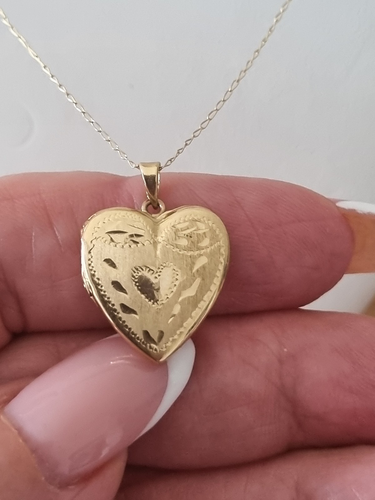 Vintage Solid 14K Yellow Gold Engraved Heart Locket Pendant Necklace 2.6g Video