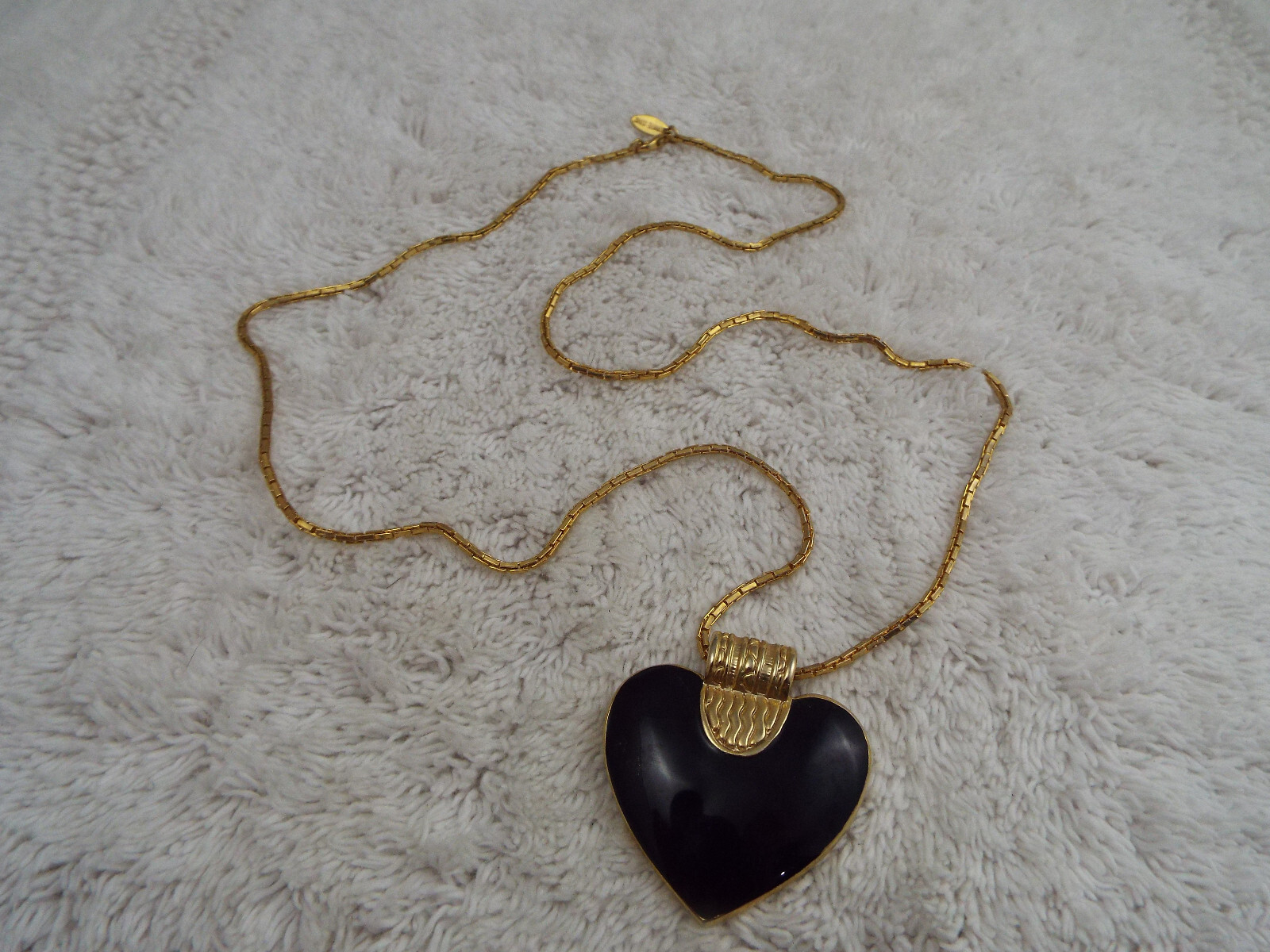 WHITE STAG Goldtone Black Heart Pendant Necklace (B8)